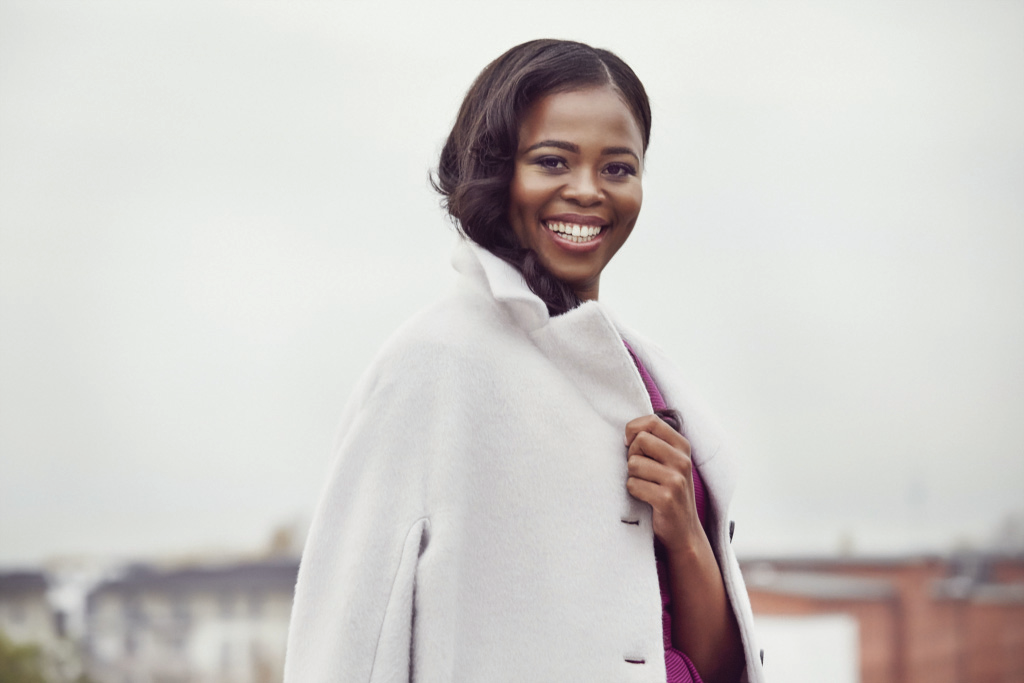 Pretty Yende (c)Gregor Hohenberg Courtesy of Sony Music Entertainment, Voilà vingt-cinq étés que l’incontournable Verbier Festival offre aux plus brillants talents l’occasion de résonner entre les monts du val de Bagnes, portant leur écho bien au-delà de nos étroites frontières. Créé en 1994 par le mélomane suédo-vaudois Martin Engström, ce rendez-vous s’érige vite en titan de la scène classique internationale. Cette vingt-cinquième édition se veut festive, réunissant un inégalable palmarès de virtuoses autour de 59 concerts et d’un très chic gala d’anniversaire. Direction les alpes valaisannes, du 19 juillet au 5 août, pour un cru qui atteindra assurément des sommets. par Fabien BERGERAT, go out magazine juin 2018