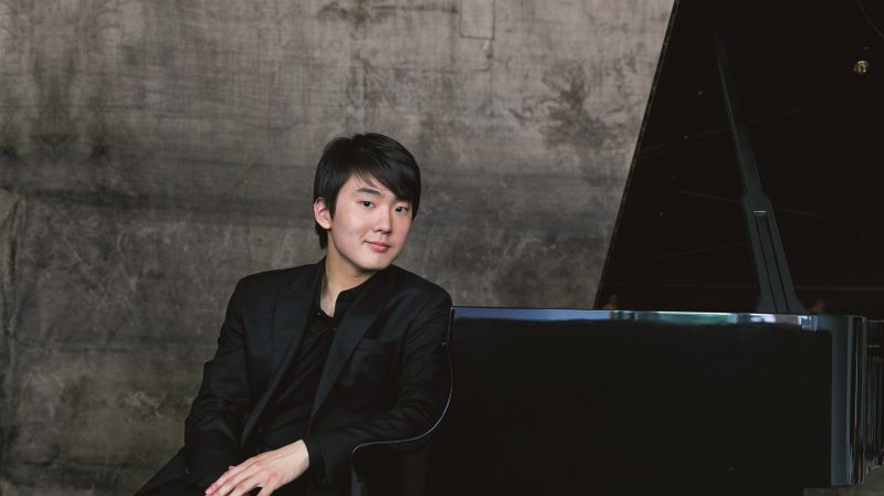 Seong Jin Cho (c)Harald Hoffman, Voilà vingt-cinq étés que l’incontournable Verbier Festival offre aux plus brillants talents l’occasion de résonner entre les monts du val de Bagnes, portant leur écho bien au-delà de nos étroites frontières. Créé en 1994 par le mélomane suédo-vaudois Martin Engström, ce rendez-vous s’érige vite en titan de la scène classique internationale. Cette vingt-cinquième édition se veut festive, réunissant un inégalable palmarès de virtuoses autour de 59 concerts et d’un très chic gala d’anniversaire. Direction les alpes valaisannes, du 19 juillet au 5 août, pour un cru qui atteindra assurément des sommets. par Fabien BERGERAT, go out magazine juin 2018