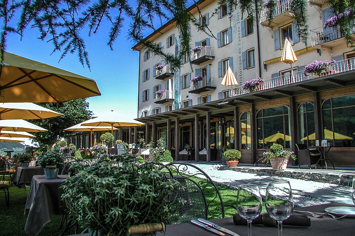 Extérieur, hôtel Bella Tola, à la montagne, station des étoiles, saint-luc, établissement de luxe, swiss historic hotel.jpg