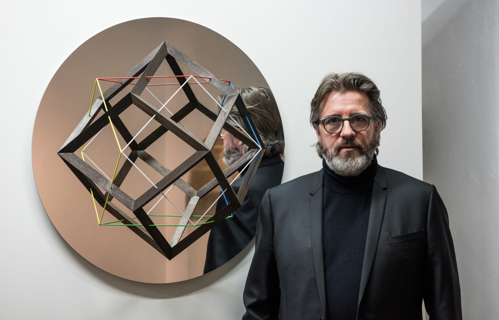 Olafur Eliasson devant the mirror, 2017, photo par lucas fascini, exposition Objets définis par l’activité., espace muraille, genève