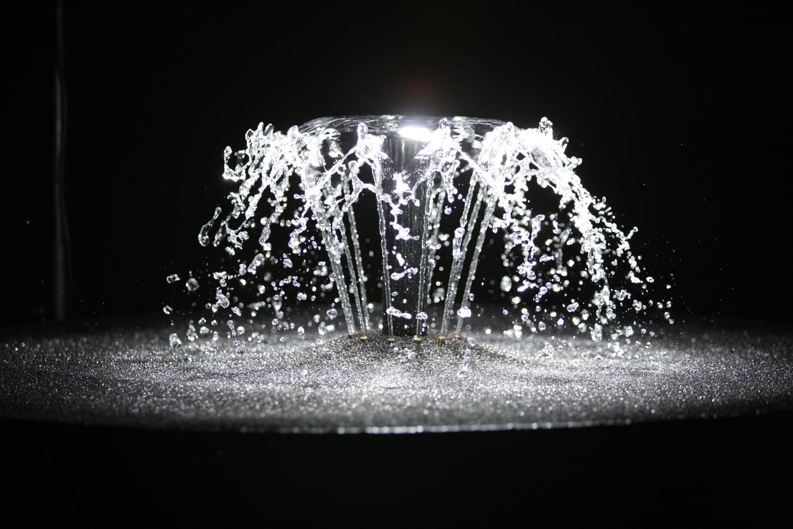 Olafur Eliasson, Fontaine définits par l'activité, photo par olafur eliasson, exposition object defined by activity (soon), 2009, 21st century museum of contemporary art, kanzawa, japan