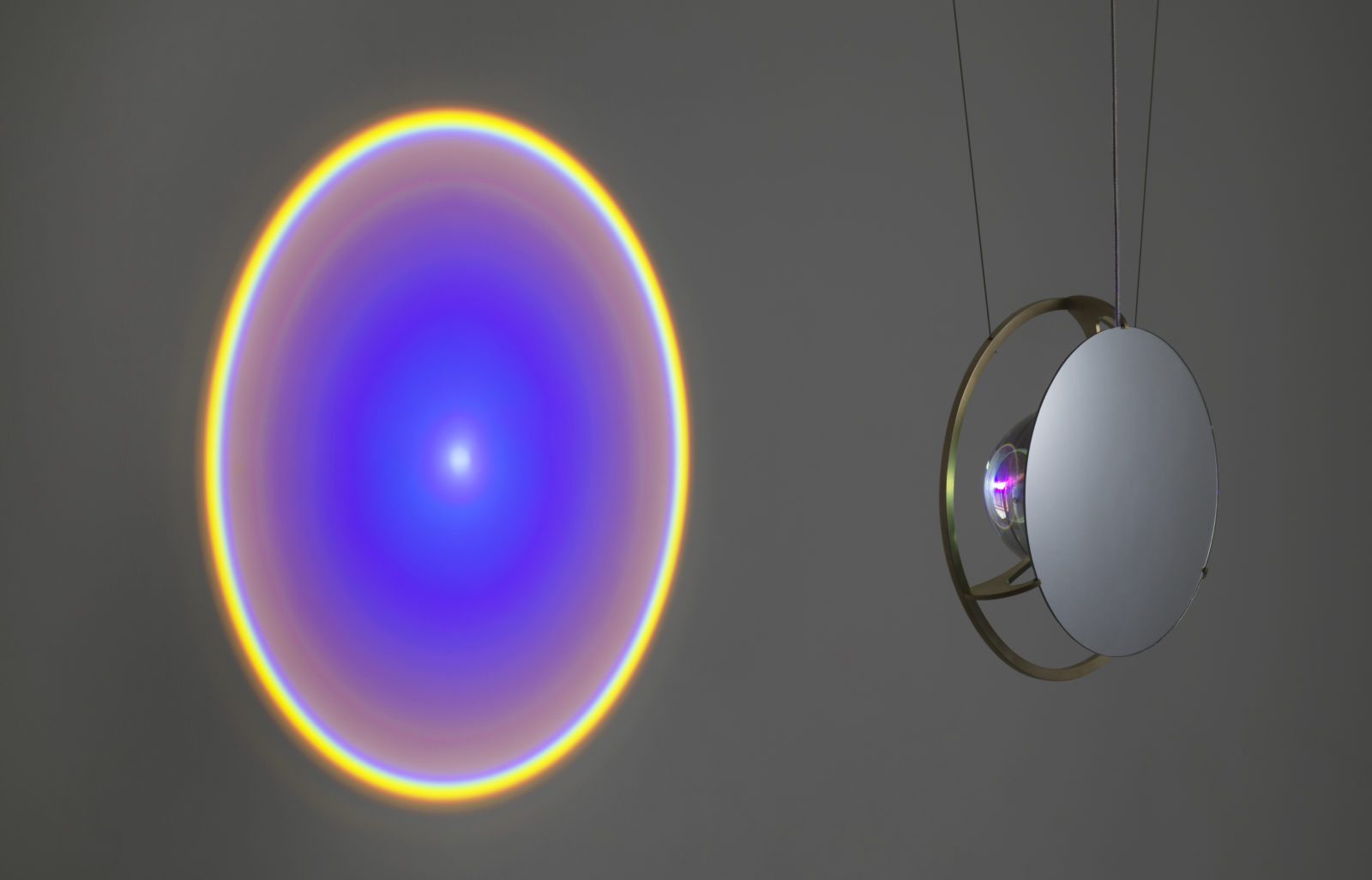 Olafur Eliasson, La Lampe Wavelength, 2017, photo par jens zheie, exposition objets définis par l'activité, espace muraille, genève