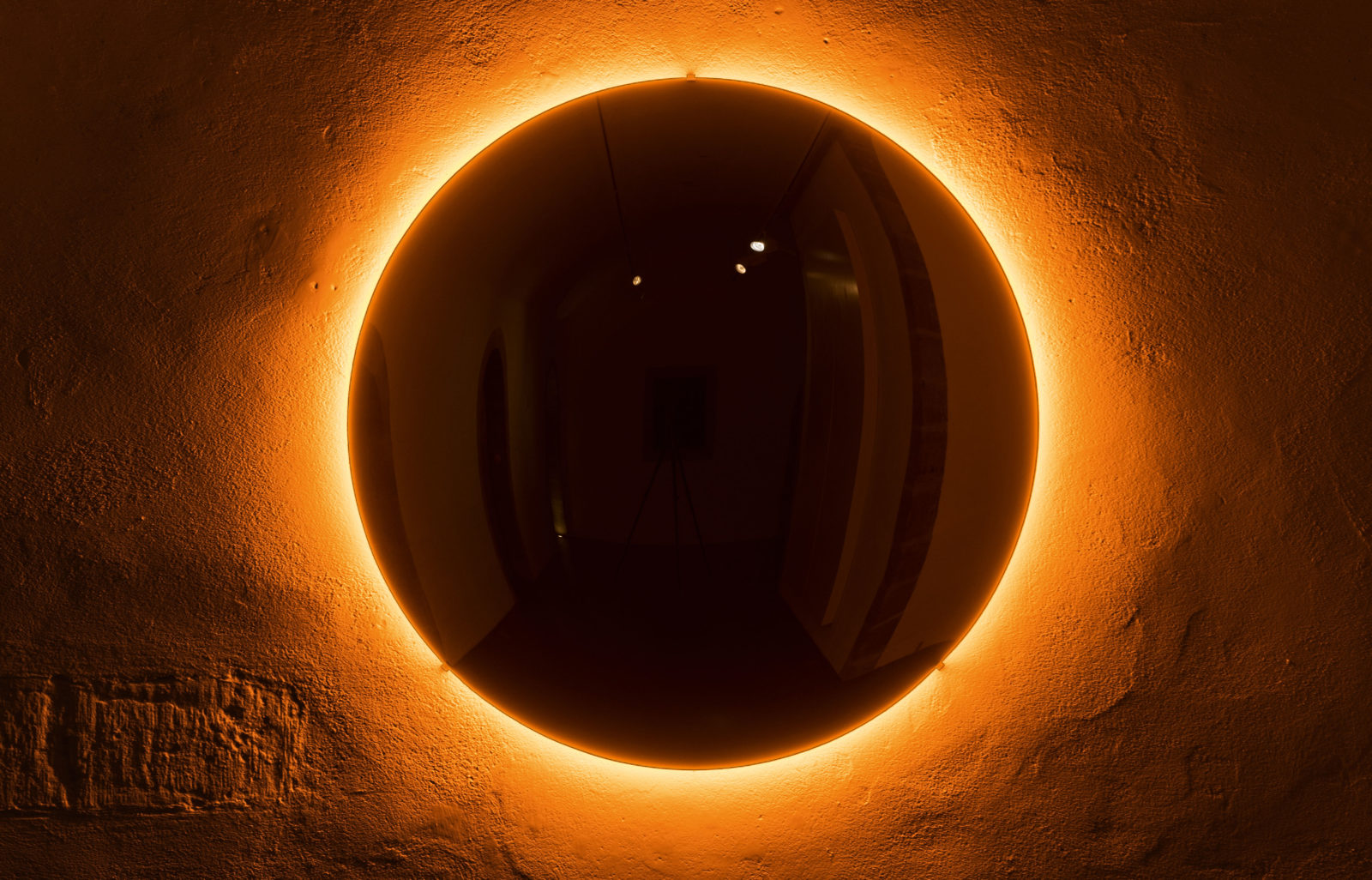 Olafur Eliasson, The Black Glass Sun, photo par Lucas Fascini, exposition objets définis par l'activité, espace muraille, genève, expo, art