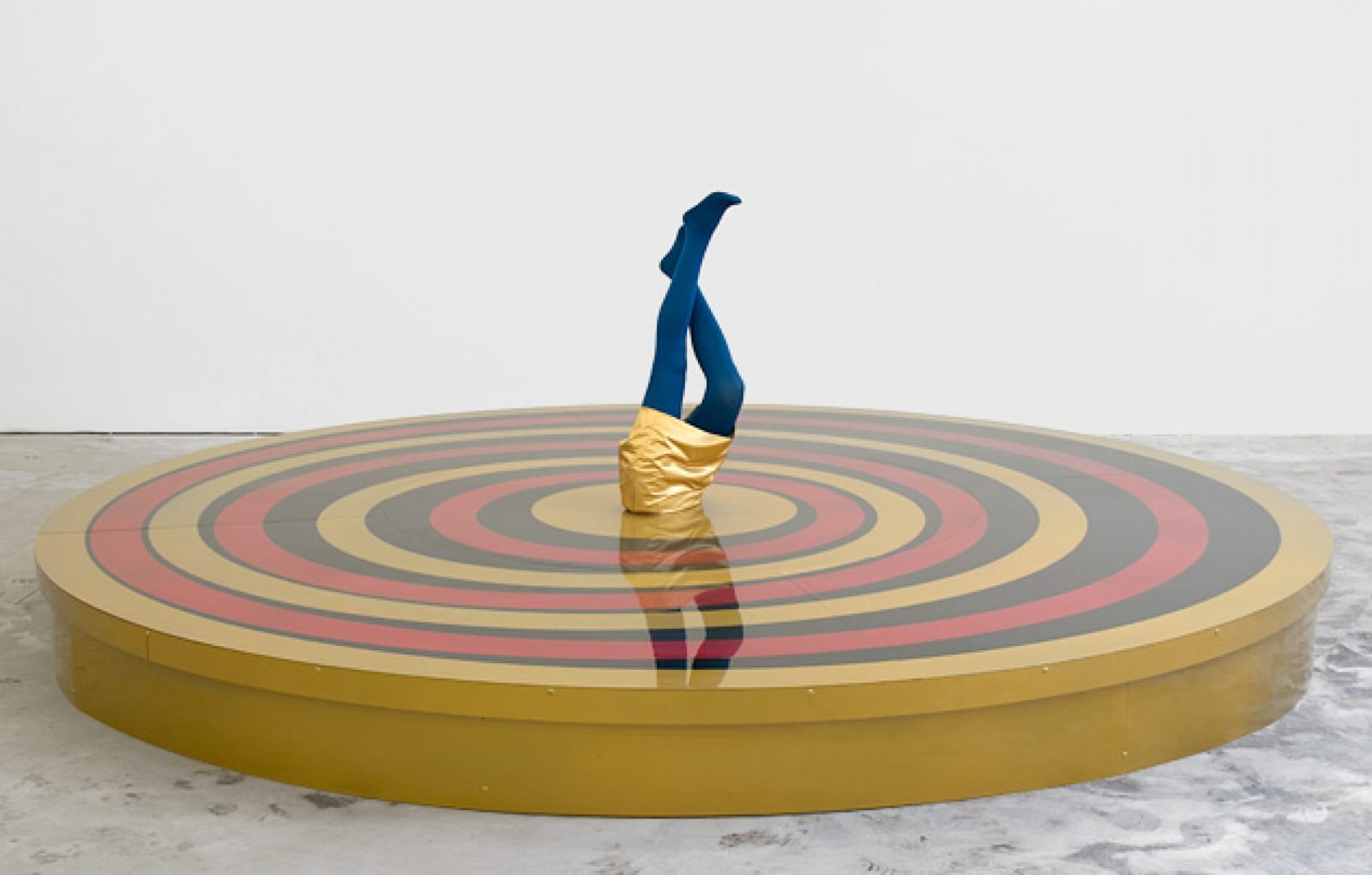 Wood, steel, aluminium, electric motor, legs, gold mini skirt» (2001) (c)Sylvie Fleury.jpg, photo par Almine Rech Gallery, article idéalement située, pour go out magazine avril 2018, art et expo