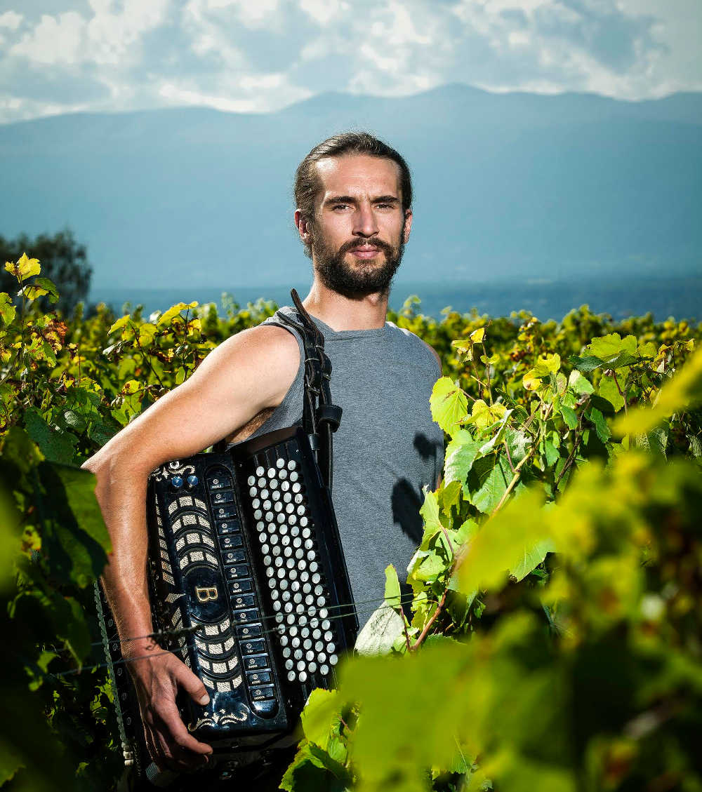 Portrait Raphaël Piuz Domaine des Dix Vins publié dans le cadre de l'article de go out magazine