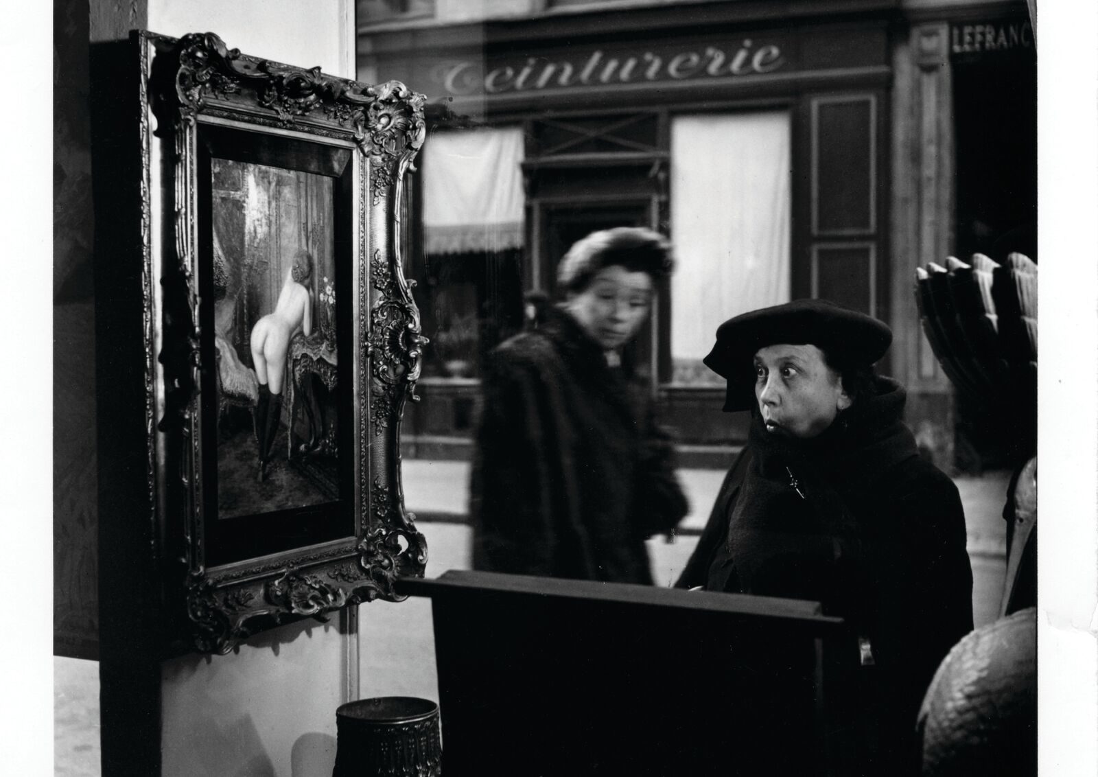 La dame indignée », 1948 (c)Robert Doisneau, article doisneau: déclics et des clichés par mina sidi ali pour go out magazine mai 2018