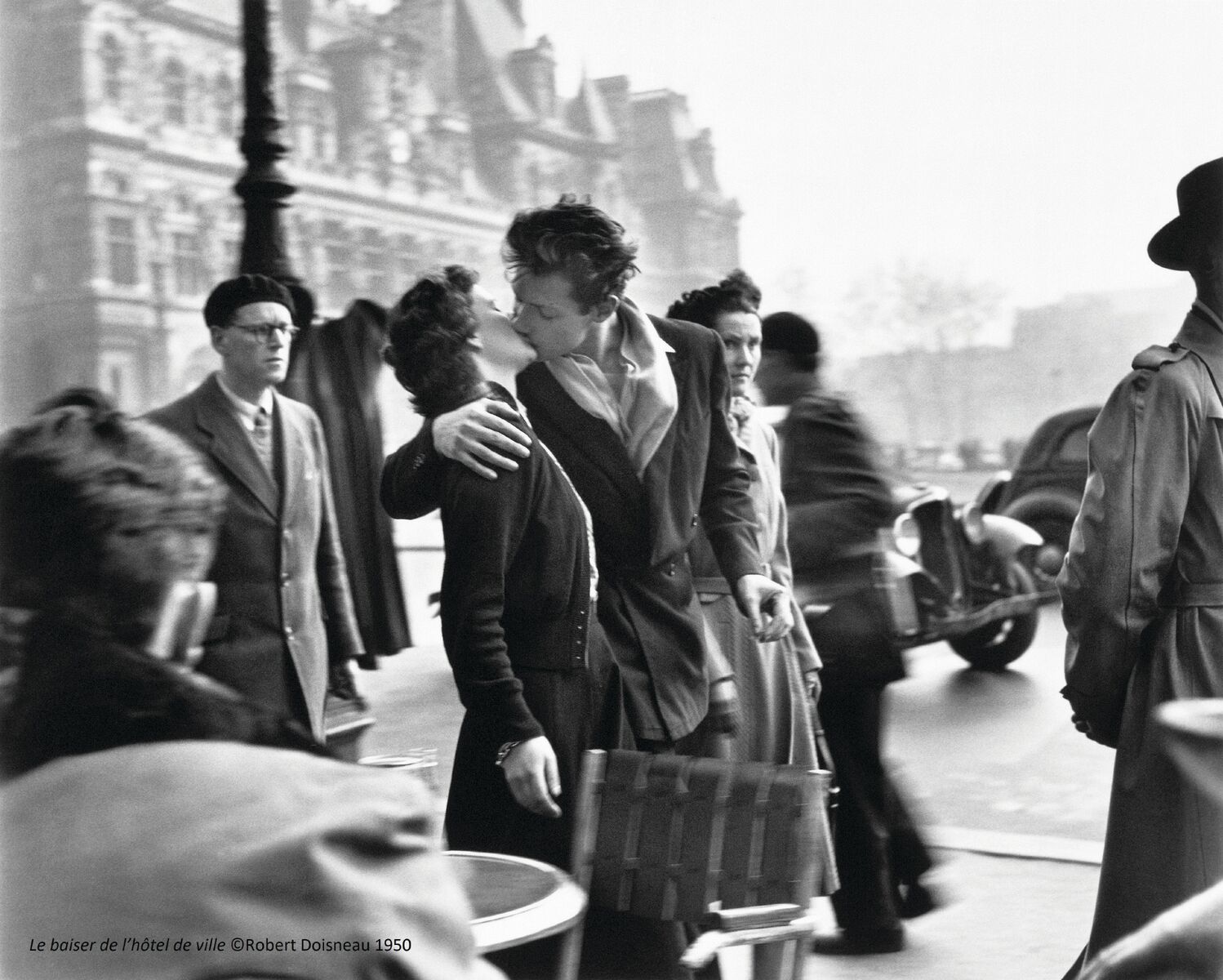 Le Baiser de l'hôtel de ville » Paris, 1950 (c)Robert Doisneau, article doisneau: déclics et des clichés par mina sidi ali pour go out magazine mai 2018