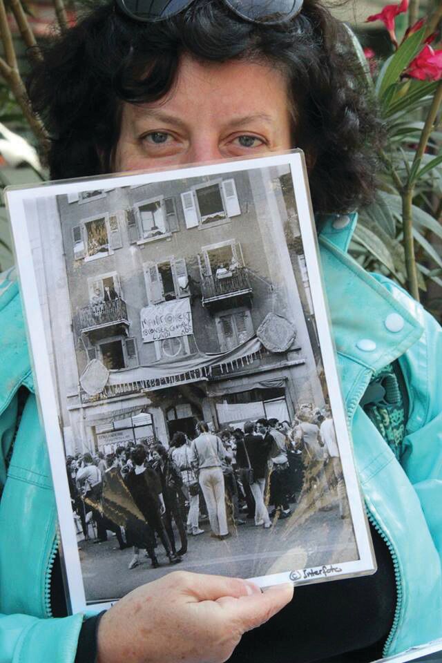 Marylou, guide sur la trace des squats genevois, Genève ce n’est pas seulement les banques et l’horloge fleurie. Genève c’est une ville qui a été une rebelle et a lutté contre la spéculation immobilière durant des années. Les squats des années 80 et 90 en étaient la meilleure expression. Marylou, ancienne squatteuse et militante dont le parcours se confond avec l’histoire de ces espaces de liberté, nous propose aujourd’hui de nous replonger au cœur de cette époque grâce à ses balades et causeries autour des squats de Genève. Go out! est allé à sa rencontre. par Alexis VALTICOS, go out magazine juin 2018