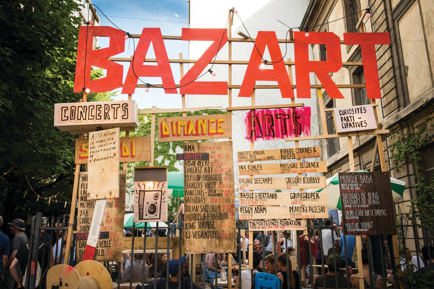 (c)Baz'Art, Depuis neuf ans que Baz’art existe, la rue Lissignol devient un peu dingue et complètement artiste le temps d’un weekend de juin. Les co-programmatrices Simone Aubert (musicienne du groupe HyperKult) et Claire Mayet (plasticienne) s’en donnent à cœur joie pour décloisonner les genres et cultiver la convivialité en invitant un forilège d’artistes détonants à se lâcher en toute confance. Elles ont reçu le prix de la médiation culturelle l’an passé pour cet événement gratuit qui entraîne dans la bonne humeur sur les sillons de la découverte. par Anne FATOUT, go out magazine juin 2018