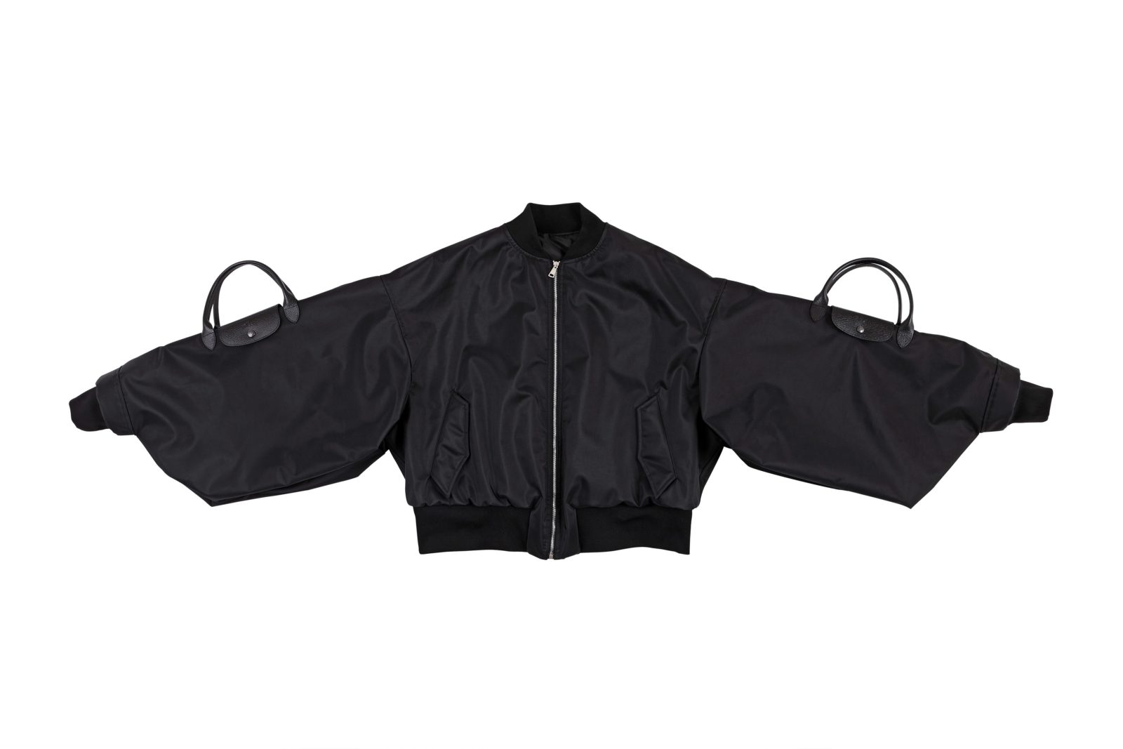 (c)Longchamp.x Shayne Oliver , La collaboration la plus improbable de la stratosphère mode du moment ? Celle de Shayne Oliver et Longchamp ! La célèbre enseigne de bagagerie parisienne qui a fait sa réputation sur des valises en nylon intemporelles, voit le jour en 1948. Quant à Shayne Oliver, connu pour ses looks Ghetto Gothic de sa griffe Hood by Air (HBA), il pointe le bout de son flair créatif en 1988. Deux générations séparent ses deux entités. Le premier, fameux pour ses cartables, le second pour sa ligne streetwear ultra pointue sortant des sentiers battus en offrant de nouvelles pistes originales à l'univers du vêtement. Si ce combo street/ sophistiqué reste improbable il prouve que la magie peut s'opérer quand deux entités que tout oppose décide de s'associer ! Close-up sur ce duo inouï et ces nouveaux sacs à s'accaparer., par mina sidi ali pour go out magazine juin 2018, collab' du mois