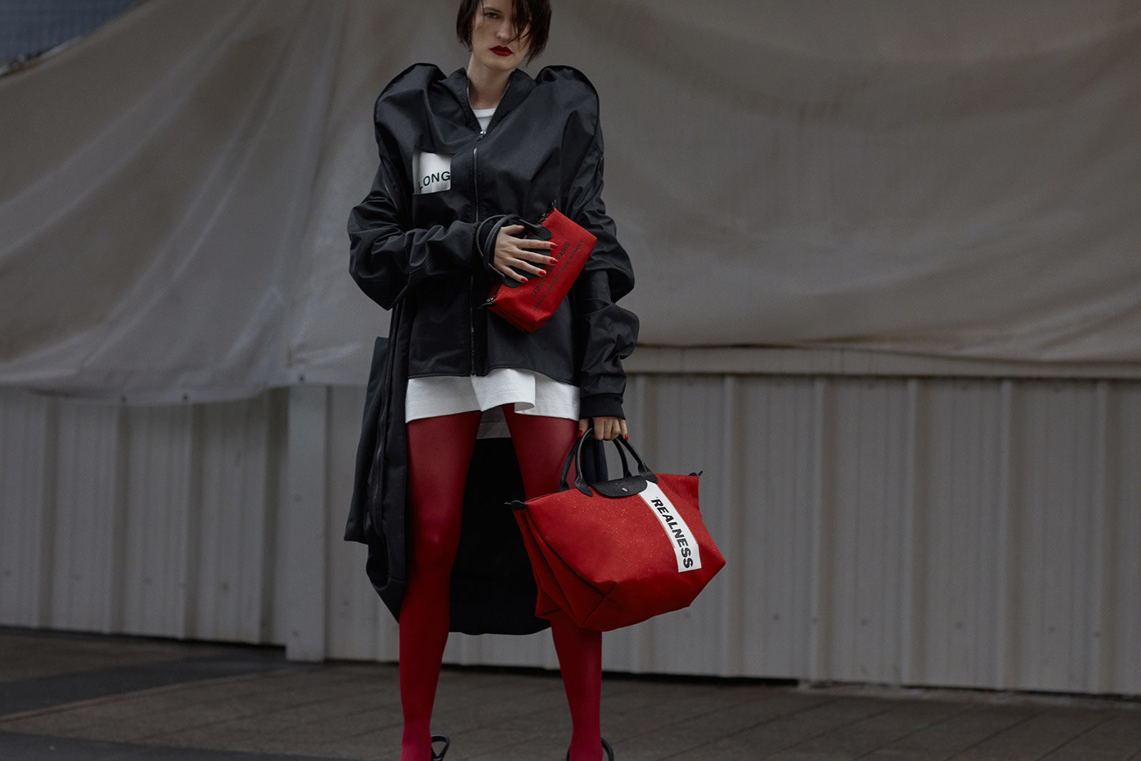 (c)Longchamp.x Shayne Oliver , La collaboration la plus improbable de la stratosphère mode du moment ? Celle de Shayne Oliver et Longchamp ! La célèbre enseigne de bagagerie parisienne qui a fait sa réputation sur des valises en nylon intemporelles, voit le jour en 1948. Quant à Shayne Oliver, connu pour ses looks Ghetto Gothic de sa griffe Hood by Air (HBA), il pointe le bout de son flair créatif en 1988. Deux générations séparent ses deux entités. Le premier, fameux pour ses cartables, le second pour sa ligne streetwear ultra pointue sortant des sentiers battus en offrant de nouvelles pistes originales à l'univers du vêtement. Si ce combo street/ sophistiqué reste improbable il prouve que la magie peut s'opérer quand deux entités que tout oppose décide de s'associer ! Close-up sur ce duo inouï et ces nouveaux sacs à s'accaparer., par mina sidi ali pour go out magazine juin 2018, collab' du mois