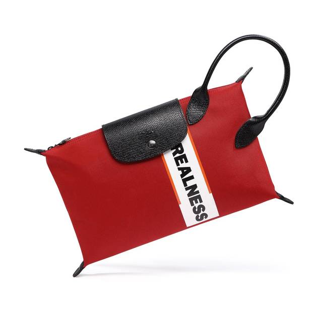 (c)Longchamp.x Shayne Oliver , La collaboration la plus improbable de la stratosphère mode du moment ? Celle de Shayne Oliver et Longchamp ! La célèbre enseigne de bagagerie parisienne qui a fait sa réputation sur des valises en nylon intemporelles, voit le jour en 1948. Quant à Shayne Oliver, connu pour ses looks Ghetto Gothic de sa griffe Hood by Air (HBA), il pointe le bout de son flair créatif en 1988. Deux générations séparent ses deux entités. Le premier, fameux pour ses cartables, le second pour sa ligne streetwear ultra pointue sortant des sentiers battus en offrant de nouvelles pistes originales à l'univers du vêtement. Si ce combo street/ sophistiqué reste improbable il prouve que la magie peut s'opérer quand deux entités que tout oppose décide de s'associer ! Close-up sur ce duo inouï et ces nouveaux sacs à s'accaparer., par mina sidi ali pour go out magazine juin 2018, collab' du mois