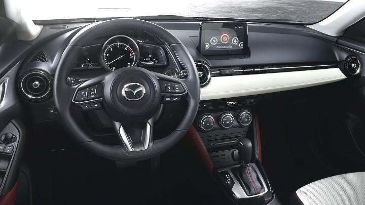 (c)Mazda CX-3, Cela fait désormais plusieurs décennies que Mazda s'affiche comme un acteur incontournable du milieu automobile. Le constructeur de l'Empire du Soleil levant est garant d'une fiabilité devenue légendaire sur tous les continents et présente des moteurs innovants et avant-gardistes salués par l'ensemble de la presse. Rouler en Mazda, c'est rouler en toute sérénité! Avez-vous déjà entendu un propriétaire d'une Mazda se plaindre de son véhicule? Le taux de satisfaction doit certainement s'approcher des 100%. Après le succès planétaire de la CX-5, la marque japonaise s'est lancée depuis deux ans dans le segment des crossover urbains avec la CX-3. Go Out! a eu l'immense privilège de passer deux semaines en sa charmante compagnie; tour de piste de ce que la belle a à offrir., par yessine sidi ali pour go out magazine juin 2018, automobile, stay cool