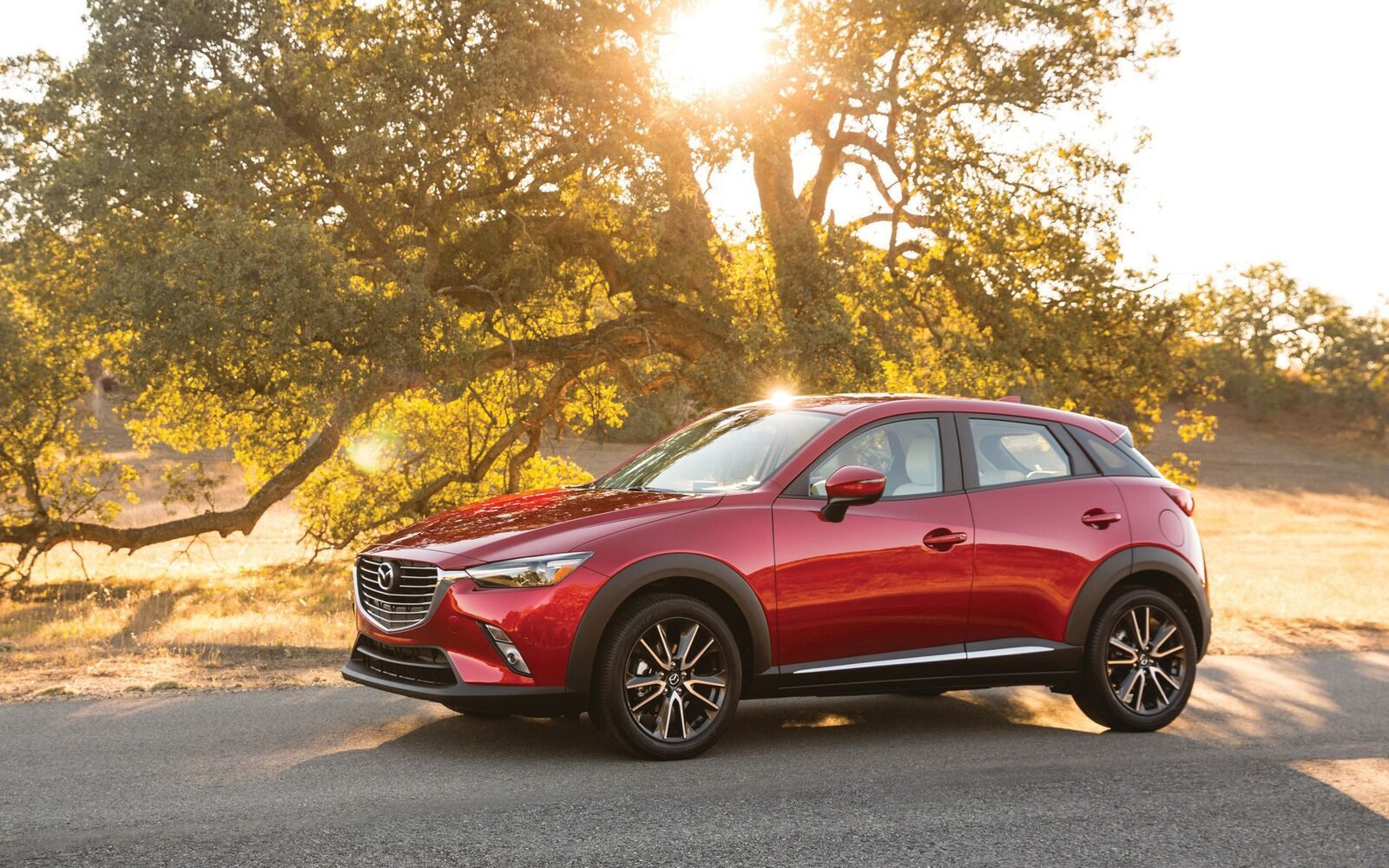 (c)Mazda CX-3, Cela fait désormais plusieurs décennies que Mazda s'affiche comme un acteur incontournable du milieu automobile. Le constructeur de l'Empire du Soleil levant est garant d'une fiabilité devenue légendaire sur tous les continents et présente des moteurs innovants et avant-gardistes salués par l'ensemble de la presse. Rouler en Mazda, c'est rouler en toute sérénité! Avez-vous déjà entendu un propriétaire d'une Mazda se plaindre de son véhicule? Le taux de satisfaction doit certainement s'approcher des 100%. Après le succès planétaire de la CX-5, la marque japonaise s'est lancée depuis deux ans dans le segment des crossover urbains avec la CX-3. Go Out! a eu l'immense privilège de passer deux semaines en sa charmante compagnie; tour de piste de ce que la belle a à offrir., par yessine sidi ali pour go out magazine juin 2018, automobile, stay cool