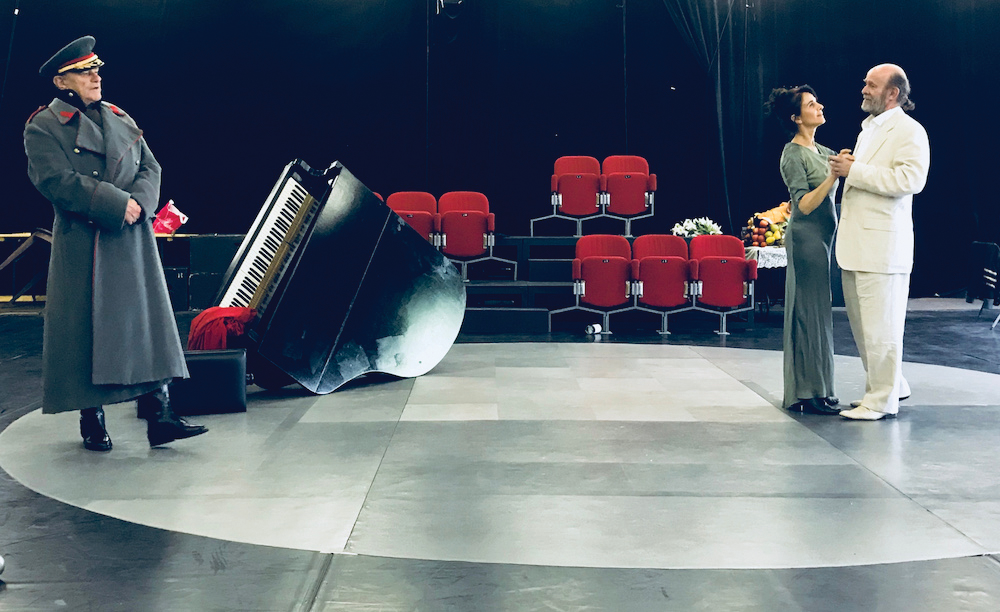 (c)Play Strindberg, Alors que pratiquement tous les théâtres genevois ont terminé leur saison au mois de mai, le chaleureux et intime Théâtre de l’Alchimic frappe fort pour sa dernière pièce jouée en juin. En effet, avec Play Strindberg de Friedrich Dürrenmatt, on retrouve non seulement un hommage à notre célèbre auteur suisse, mais également une référence au grand dramaturge suédois qu’est August Strindberg. Play Strindberg est une relecture et une adaptation de la célèbre Danse de mort, huis clos dans lequel trois personnages deviennent l’Enfer des autres. L’Alchimic prête donc sa scène à la metteure en scène Véronique Ros de la Grange pour cette fermeture de rideau forte en émotions et en catharsis qui marque la fin de la saison 2017-2018 du théâtre. par Ameidie TERUMALAI, go out magazine juin 2018