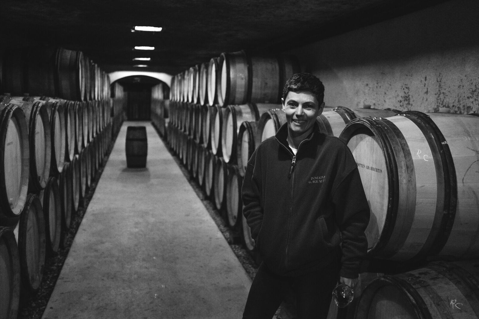 Delphine Courtot au domaine Georges-Roumier (c)Pierre-Emmanuel Fehr, Gevrey-Chambertin, Chambolle-Musigny, Vosne-Romanée, Nuits-Saint-Georges... autant d'appellations mythiques de la Côte de Nuits en Bourgogne: réparties en échelle de crus, du village aux 1er crus jusqu'à ses 24 grands crus dont la Romanée-Conti, Clos de Bèze, Clos des Lambrays, Echézeaux, Musigny ou encore Clos Vougeot... Evoquer ses grands crus, les convoiter, les effleurer, puis se balader dans les clos historiques, les déguster et s'oublier dans leurs profondeurs. Aujourd'hui, les grands crus bourguignons s'arrachent à des prix stratosphériques et malheureusement rares sont les vignerons chez qui il est possible de venir les déguster. Petite explication sur la notion de terroir et retour sur nos visites de quatre domaines exceptionnels de la Côte de Nuits, aux antipodes les uns des autres, aux prix et bouteilles accessibles ou... plus difficilement accessibles. par pierre emmanuel fehr pour go out magazine juin 2018, la chronique oenologique