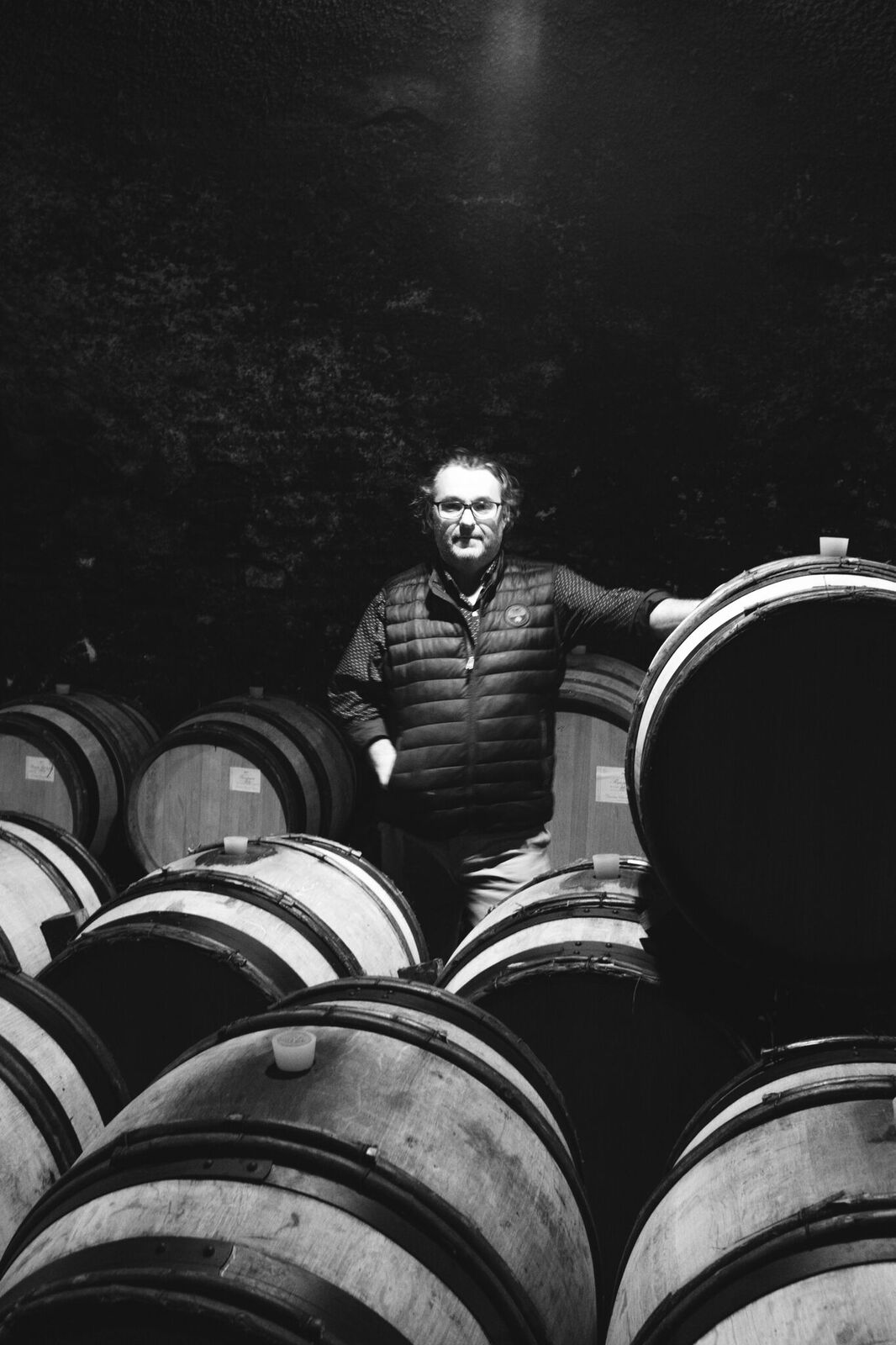 François Chavériat au domaine Chantal-Lescure (c)Pierre-Emmanuel Fehr, Gevrey-Chambertin, Chambolle-Musigny, Vosne-Romanée, Nuits-Saint-Georges... autant d'appellations mythiques de la Côte de Nuits en Bourgogne: réparties en échelle de crus, du village aux 1er crus jusqu'à ses 24 grands crus dont la Romanée-Conti, Clos de Bèze, Clos des Lambrays, Echézeaux, Musigny ou encore Clos Vougeot... Evoquer ses grands crus, les convoiter, les effleurer, puis se balader dans les clos historiques, les déguster et s'oublier dans leurs profondeurs. Aujourd'hui, les grands crus bourguignons s'arrachent à des prix stratosphériques et malheureusement rares sont les vignerons chez qui il est possible de venir les déguster. Petite explication sur la notion de terroir et retour sur nos visites de quatre domaines exceptionnels de la Côte de Nuits, aux antipodes les uns des autres, aux prix et bouteilles accessibles ou... plus difficilement accessibles. par pierre emmanuel fehr pour go out magazine juin 2018, la chronique oenologique