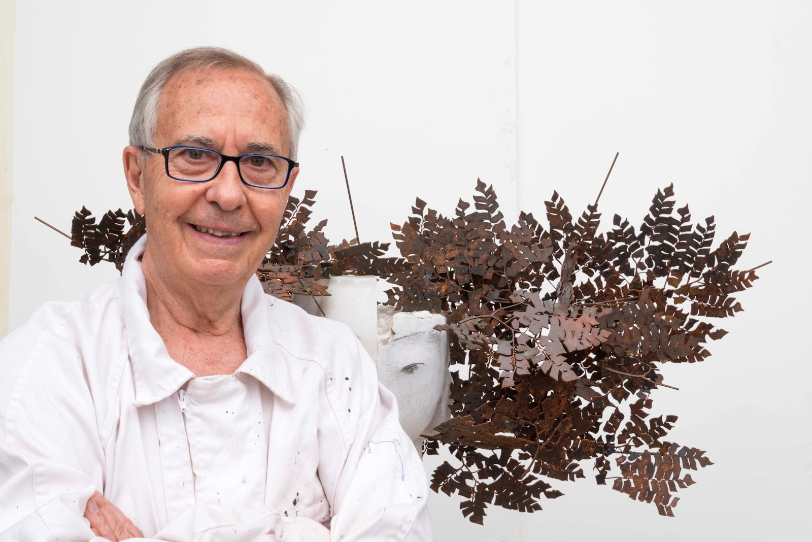 Manolo Valdés, Le mois dernier les colossales sculptures de l'artiste espagnol Manolo Valdés ont investi avec poésie La Réserve Genève. Elles font écho à une expo à l'Opera Gallery où l'artiste multimédium dévoile une série de peintures ofrant un aperçu d'un langage visuel novateur. Son inspiration à foison, il la puise à travers des œuvres qui ont marqué sa formation pour rendre vie aux enseignements du passé par le biais de trouvailles du présent. Il revisite avec une dextérité singulière de la forme, de la couleur et de la matière, et ce de façon quasi obsessionnelle, nos classiques en leur donnant une présence d’une modernité inouïe. Ainsi, chez Pablo Picasso il fait écho à la géométrie du portrait cubiste, chez Diego Velázquez il affronte les mystères des Ménines ou encore chez Henri Matisse il rend hommage au premier tableau fauviste intitulé La femme au chapeau. Un travail qui s'observe à travers la loupe de l'histoire de l'art et dont cet artiste érudit assume complètement la réinterprétation. On l'a rencontré à La Réserve Genève, jetlagué mais avec un bagout de fou à la fougue exaltante. Morceaux choisis. par Mina SIDI ALI, go out magazine juin 2018