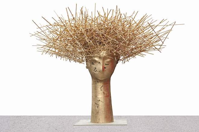 « Cabeza Dorada » (2017) (c)Manolo Valdés, Le mois dernier les colossales sculptures de l'artiste espagnol Manolo Valdés ont investi avec poésie La Réserve Genève. Elles font écho à une expo à l'Opera Gallery où l'artiste multimédium dévoile une série de peintures ofrant un aperçu d'un langage visuel novateur. Son inspiration à foison, il la puise à travers des œuvres qui ont marqué sa formation pour rendre vie aux enseignements du passé par le biais de trouvailles du présent. Il revisite avec une dextérité singulière de la forme, de la couleur et de la matière, et ce de façon quasi obsessionnelle, nos classiques en leur donnant une présence d’une modernité inouïe. Ainsi, chez Pablo Picasso il fait écho à la géométrie du portrait cubiste, chez Diego Velázquez il affronte les mystères des Ménines ou encore chez Henri Matisse il rend hommage au premier tableau fauviste intitulé La femme au chapeau. Un travail qui s'observe à travers la loupe de l'histoire de l'art et dont cet artiste érudit assume complètement la réinterprétation. On l'a rencontré à La Réserve Genève, jetlagué mais avec un bagout de fou à la fougue exaltante. Morceaux choisis. par Mina SIDI ALI, go out magazine juin 2018