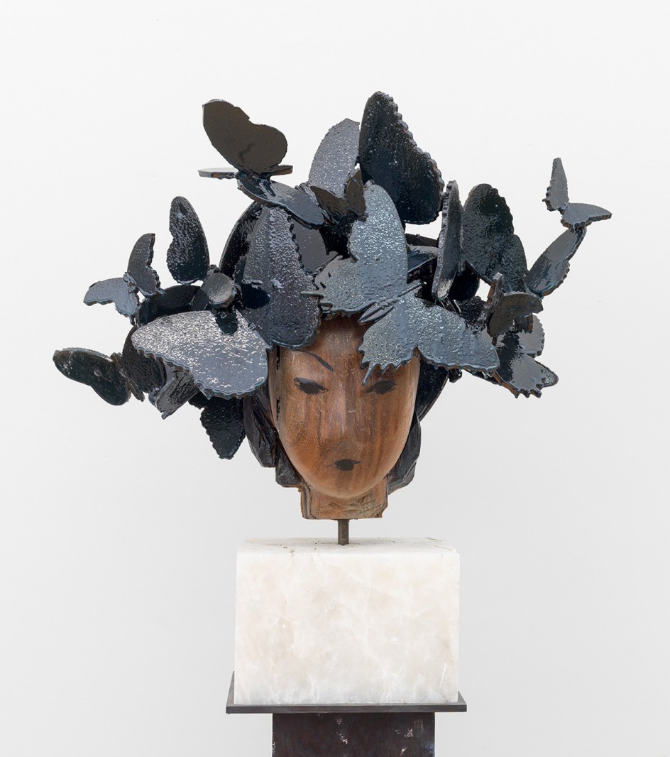 « Mariposas » (2016) (c)Manolo Valdés, Le mois dernier les colossales sculptures de l'artiste espagnol Manolo Valdés ont investi avec poésie La Réserve Genève. Elles font écho à une expo à l'Opera Gallery où l'artiste multimédium dévoile une série de peintures ofrant un aperçu d'un langage visuel novateur. Son inspiration à foison, il la puise à travers des œuvres qui ont marqué sa formation pour rendre vie aux enseignements du passé par le biais de trouvailles du présent. Il revisite avec une dextérité singulière de la forme, de la couleur et de la matière, et ce de façon quasi obsessionnelle, nos classiques en leur donnant une présence d’une modernité inouïe. Ainsi, chez Pablo Picasso il fait écho à la géométrie du portrait cubiste, chez Diego Velázquez il affronte les mystères des Ménines ou encore chez Henri Matisse il rend hommage au premier tableau fauviste intitulé La femme au chapeau. Un travail qui s'observe à travers la loupe de l'histoire de l'art et dont cet artiste érudit assume complètement la réinterprétation. On l'a rencontré à La Réserve Genève, jetlagué mais avec un bagout de fou à la fougue exaltante. Morceaux choisis. par Mina SIDI ALI, go out magazine juin 2018