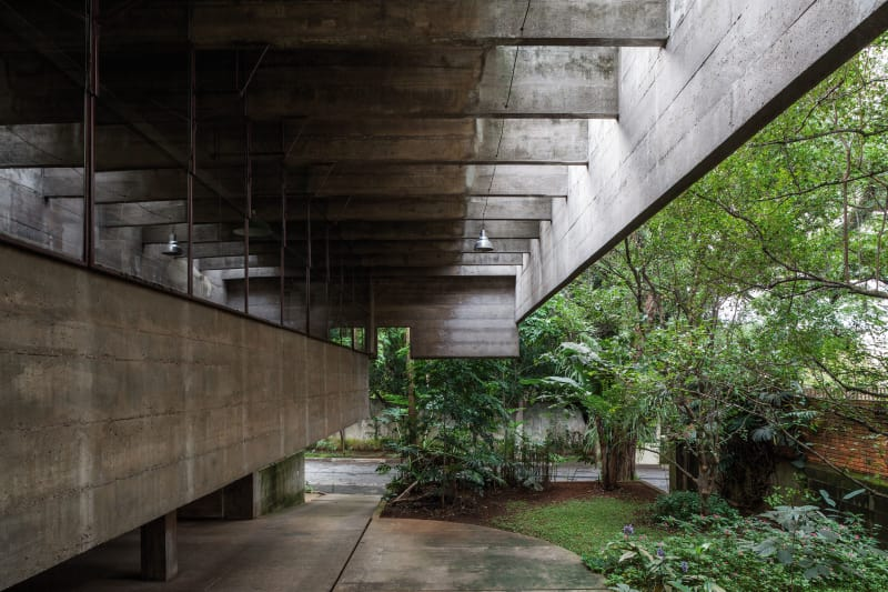 House in Butanta (c)Paulo Mendes da Rocha & Leonardo Finotti, Bétons dansants, verres vertigineux sur espaces ouverts et épurés dévoilent les principales lignes du travail de l'architecte Paulo Mendes da Rocha que la Maison d'Architecture (MA), avec le soutien du Consulat du Brésil, convie le 28 juin prochain à Sicli pour une conférence unique. Dans le monde hypermarqueté du design de charpentes, ses réalisations intemporelles représentent une sorte d'antidote à une impériosité de consumérisme et de corporatisme. Ainsi, ce génie de l'archi qui célèbre cette année ses 90 ans conçoit quelques-unes des bâtisses citadines les plus cohérentes, à l'image du Musée brésilien de la sculpture, la Pinacothèque de São Paulo, le Centre Culturel FIESP ou encore la colossale salle de gym du Club Athletico Paulistano. Prix Pritzker en 2006, on ne s'étonnera guère qu'il rafle également le Lion d’or de Venise en 2016 et le Royal Gold Medal for architecture l'an dernier. Architecte engagé, capable d’inciter ses confrères à bâtir un meilleur environnement, il est un des personnages majeurs du modernisme brésilien. En attendant sa venue, on se délecte d'une exposition inédite et exclusive entre croquis, dessins, maquettes, meubles et documentaires sur cette figure incontournable de l'architecture. Close-up. par Mina SIDI ALI, go out magazine juin 2018