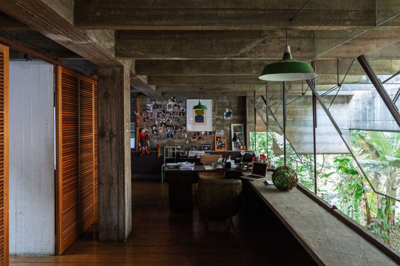 House in Butanta (c)Paulo Mendes da Rocha & Leonardo Finotti, Bétons dansants, verres vertigineux sur espaces ouverts et épurés dévoilent les principales lignes du travail de l'architecte Paulo Mendes da Rocha que la Maison d'Architecture (MA), avec le soutien du Consulat du Brésil, convie le 28 juin prochain à Sicli pour une conférence unique. Dans le monde hypermarqueté du design de charpentes, ses réalisations intemporelles représentent une sorte d'antidote à une impériosité de consumérisme et de corporatisme. Ainsi, ce génie de l'archi qui célèbre cette année ses 90 ans conçoit quelques-unes des bâtisses citadines les plus cohérentes, à l'image du Musée brésilien de la sculpture, la Pinacothèque de São Paulo, le Centre Culturel FIESP ou encore la colossale salle de gym du Club Athletico Paulistano. Prix Pritzker en 2006, on ne s'étonnera guère qu'il rafle également le Lion d’or de Venise en 2016 et le Royal Gold Medal for architecture l'an dernier. Architecte engagé, capable d’inciter ses confrères à bâtir un meilleur environnement, il est un des personnages majeurs du modernisme brésilien. En attendant sa venue, on se délecte d'une exposition inédite et exclusive entre croquis, dessins, maquettes, meubles et documentaires sur cette figure incontournable de l'architecture. Close-up. par Mina SIDI ALI, go out magazine juin 2018
