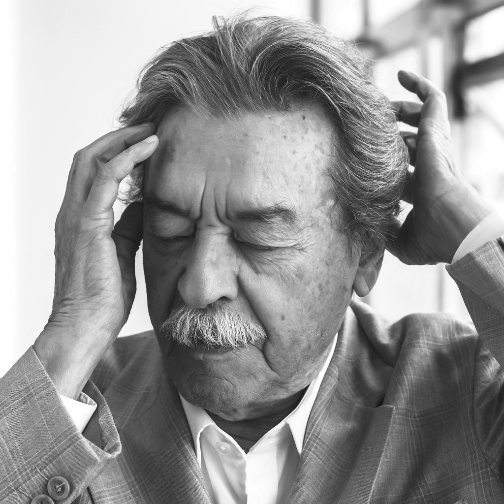 Paulo Mendes da Rocha, Bétons dansants, verres vertigineux sur espaces ouverts et épurés dévoilent les principales lignes du travail de l'architecte Paulo Mendes da Rocha que la Maison d'Architecture (MA), avec le soutien du Consulat du Brésil, convie le 28 juin prochain à Sicli pour une conférence unique. Dans le monde hypermarqueté du design de charpentes, ses réalisations intemporelles représentent une sorte d'antidote à une impériosité de consumérisme et de corporatisme. Ainsi, ce génie de l'archi qui célèbre cette année ses 90 ans conçoit quelques-unes des bâtisses citadines les plus cohérentes, à l'image du Musée brésilien de la sculpture, la Pinacothèque de São Paulo, le Centre Culturel FIESP ou encore la colossale salle de gym du Club Athletico Paulistano. Prix Pritzker en 2006, on ne s'étonnera guère qu'il rafle également le Lion d’or de Venise en 2016 et le Royal Gold Medal for architecture l'an dernier. Architecte engagé, capable d’inciter ses confrères à bâtir un meilleur environnement, il est un des personnages majeurs du modernisme brésilien. En attendant sa venue, on se délecte d'une exposition inédite et exclusive entre croquis, dessins, maquettes, meubles et documentaires sur cette figure incontournable de l'architecture. Close-up. par Mina SIDI ALI, go out magazine juin 2018