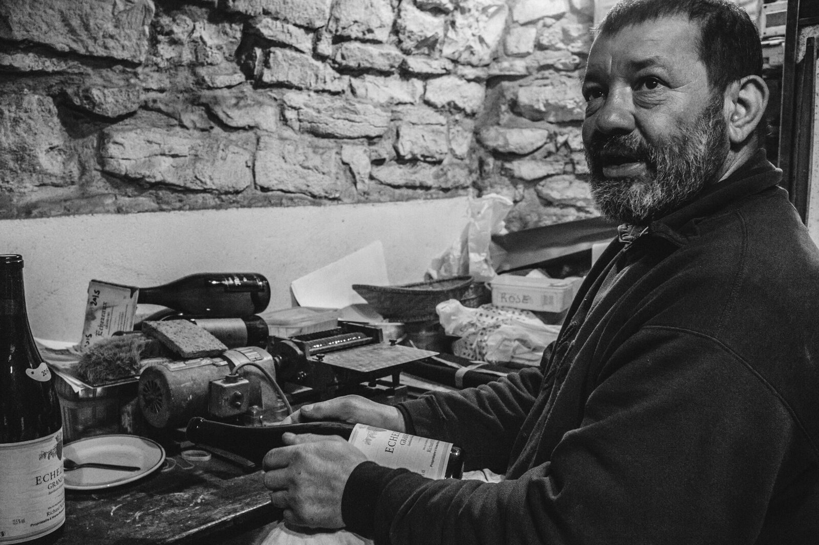 Richard Manière (c)Pierre-Emmanuel Fehr, Gevrey-Chambertin, Chambolle-Musigny, Vosne-Romanée, Nuits-Saint-Georges... autant d'appellations mythiques de la Côte de Nuits en Bourgogne: réparties en échelle de crus, du village aux 1er crus jusqu'à ses 24 grands crus dont la Romanée-Conti, Clos de Bèze, Clos des Lambrays, Echézeaux, Musigny ou encore Clos Vougeot... Evoquer ses grands crus, les convoiter, les effleurer, puis se balader dans les clos historiques, les déguster et s'oublier dans leurs profondeurs. Aujourd'hui, les grands crus bourguignons s'arrachent à des prix stratosphériques et malheureusement rares sont les vignerons chez qui il est possible de venir les déguster. Petite explication sur la notion de terroir et retour sur nos visites de quatre domaines exceptionnels de la Côte de Nuits, aux antipodes les uns des autres, aux prix et bouteilles accessibles ou... plus difficilement accessibles.