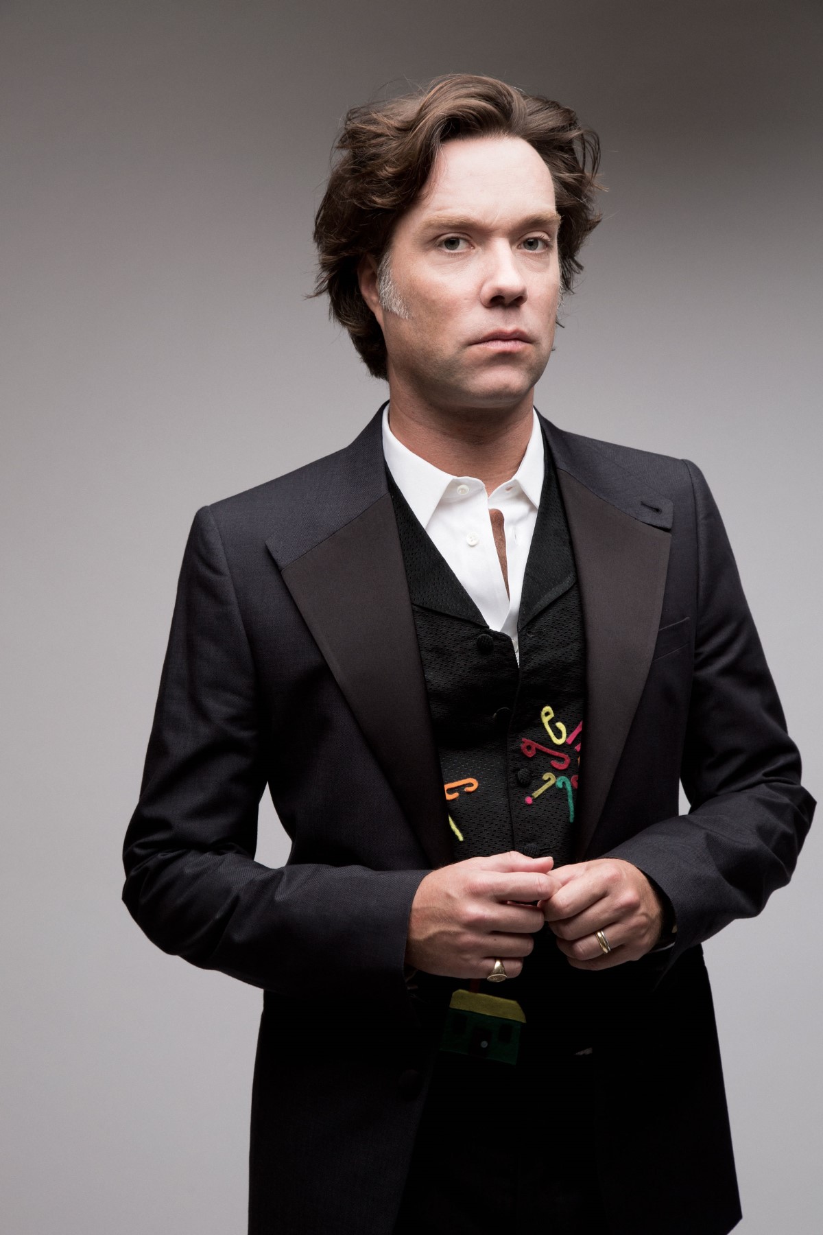 Rufus Wainwright (c)Matthew Weich, Voilà vingt-cinq étés que l’incontournable Verbier Festival offre aux plus brillants talents l’occasion de résonner entre les monts du val de Bagnes, portant leur écho bien au-delà de nos étroites frontières. Créé en 1994 par le mélomane suédo-vaudois Martin Engström, ce rendez-vous s’érige vite en titan de la scène classique internationale. Cette vingt-cinquième édition se veut festive, réunissant un inégalable palmarès de virtuoses autour de 59 concerts et d’un très chic gala d’anniversaire. Direction les alpes valaisannes, du 19 juillet au 5 août, pour un cru qui atteindra assurément des sommets. par Fabien BERGERAT, go out magazine juin 2018
