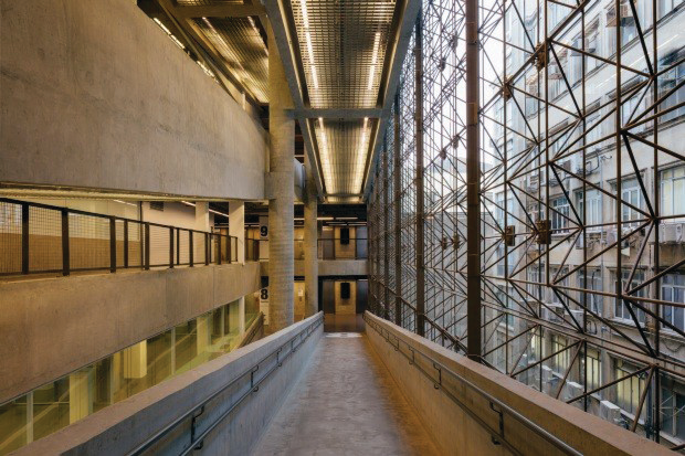 SESC 24 de Maio (c)Lenorado Finotti, Bétons dansants, verres vertigineux sur espaces ouverts et épurés dévoilent les principales lignes du travail de l'architecte Paulo Mendes da Rocha que la Maison d'Architecture (MA), avec le soutien du Consulat du Brésil, convie le 28 juin prochain à Sicli pour une conférence unique. Dans le monde hypermarqueté du design de charpentes, ses réalisations intemporelles représentent une sorte d'antidote à une impériosité de consumérisme et de corporatisme. Ainsi, ce génie de l'archi qui célèbre cette année ses 90 ans conçoit quelques-unes des bâtisses citadines les plus cohérentes, à l'image du Musée brésilien de la sculpture, la Pinacothèque de São Paulo, le Centre Culturel FIESP ou encore la colossale salle de gym du Club Athletico Paulistano. Prix Pritzker en 2006, on ne s'étonnera guère qu'il rafle également le Lion d’or de Venise en 2016 et le Royal Gold Medal for architecture l'an dernier. Architecte engagé, capable d’inciter ses confrères à bâtir un meilleur environnement, il est un des personnages majeurs du modernisme brésilien. En attendant sa venue, on se délecte d'une exposition inédite et exclusive entre croquis, dessins, maquettes, meubles et documentaires sur cette figure incontournable de l'architecture. Close-up. par Mina SIDI ALI, go out magazine juin 2018