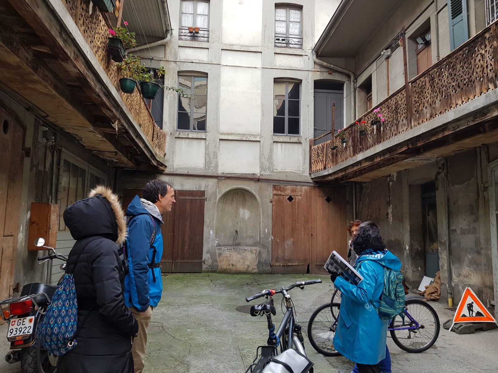 Balade sur les trace des squats, Genève ce n’est pas seulement les banques et l’horloge fleurie. Genève c’est une ville qui a été une rebelle et a lutté contre la spéculation immobilière durant des années. Les squats des années 80 et 90 en étaient la meilleure expression. Marylou, ancienne squatteuse et militante dont le parcours se confond avec l’histoire de ces espaces de liberté, nous propose aujourd’hui de nous replonger au cœur de cette époque grâce à ses balades et causeries autour des squats de Genève. Go out! est allé à sa rencontre. par Alexis VALTICOS, go out magazine juin 2018