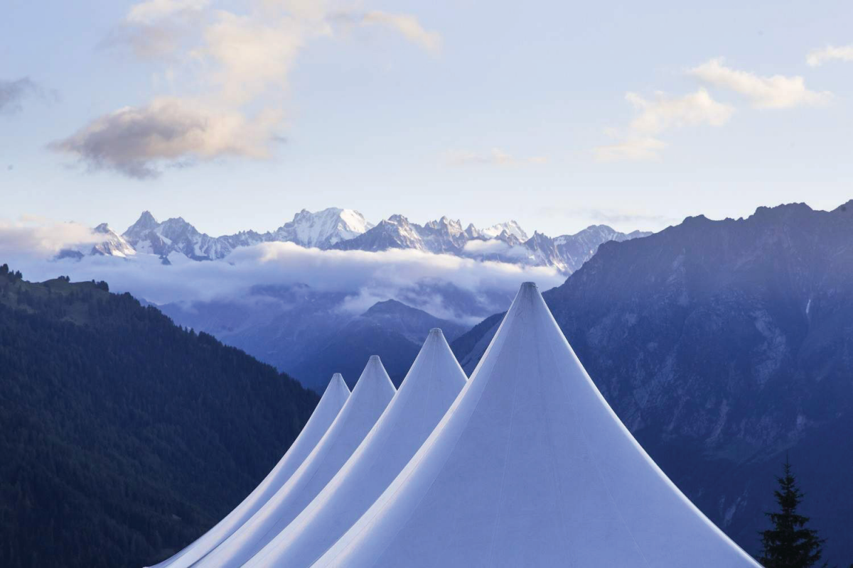 Vue depuis le Verbier Festival, en arrière-plan les Combins