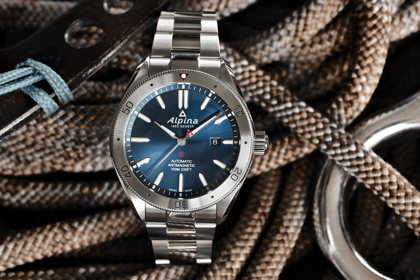 Alpina Alpiner 4 Automatic 2017 Collection 4 ©Alpina 4 automatic, L’horlogerie, ce vaste univers du luxe? Pas toujours! Si les manufactures de prestige alimentent sans compter les toqués du tic tac, certaines marques proposent une horlogerie de qualité, abordable, créative voire ludique. Voilà qui tombe à point pour l’été. Alors que l’on troque tailleur et costume pour palmes et tuba, le poignet s’autorise quelques frivolités: couleurs estivales, matériaux exotiques, complications sportives. Pour se faire un plaisir raisonnable avant de plier bagages, suivez le guide!, par olivier müller, horlogerie, go out magazine