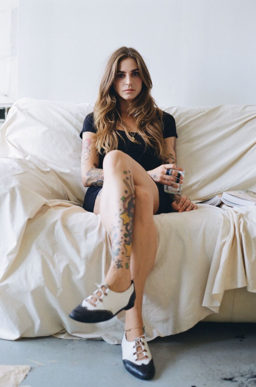 Annina Roescheisen (c)Atisha Paulson, Elle est de ces artistes qui captivent. Autour d’un verre, on l’écoute sans voir l’heure tourner; devant ses oeuvres on voyage loin, très loin, au coeur d’un art nourri de thématiques à la fois intimes et universelles. Son approche artistique touche tant par l’engagement que par la sincérité déployée dans des oeuvres pluridisciplinaires, avec une mention particulière pour ses vidéos dans lesquelles elle se met parfois en scène avec pudeur et tendresse. En résulte une pratique impossible à catégoriser tant elle est instinctive et le reflet d’une personnalité que rien ne semble pouvoir arrêter. Née en Allemagne en 1982, l’artiste au regard passionné allie franc parler, douceur candide et tatouages en nombre; un mélange détonant pour celle qui met son art au service des autres et tient autant à évoluer dans le sillon traditionnel de l’art contemporain qu’en parallèle. Rencontre avec Annina Roescheisen, installée entre Paris, New York et, depuis peu, Genève, par lucia von gunten, go out magazine
