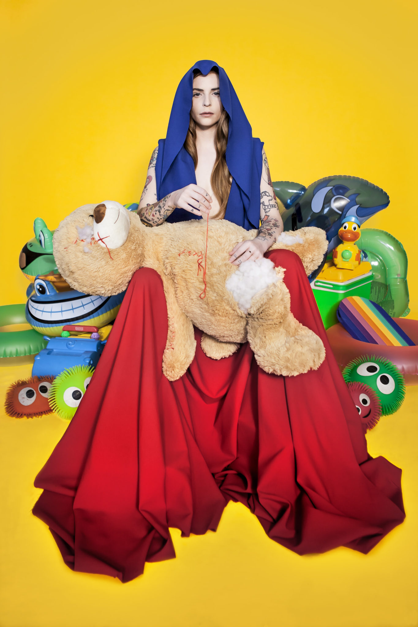 La Pietà (2013) (c)Annina Roescheisen, Elle est de ces artistes qui captivent. Autour d’un verre, on l’écoute sans voir l’heure tourner; devant ses oeuvres on voyage loin, très loin, au coeur d’un art nourri de thématiques à la fois intimes et universelles. Son approche artistique touche tant par l’engagement que par la sincérité déployée dans des oeuvres pluridisciplinaires, avec une mention particulière pour ses vidéos dans lesquelles elle se met parfois en scène avec pudeur et tendresse. En résulte une pratique impossible à catégoriser tant elle est instinctive et le reflet d’une personnalité que rien ne semble pouvoir arrêter. Née en Allemagne en 1982, l’artiste au regard passionné allie franc parler, douceur candide et tatouages en nombre; un mélange détonant pour celle qui met son art au service des autres et tient autant à évoluer dans le sillon traditionnel de l’art contemporain qu’en parallèle. Rencontre avec Annina Roescheisen, installée entre Paris, New York et, depuis peu, Genève, par lucia von gunten, go out magazine