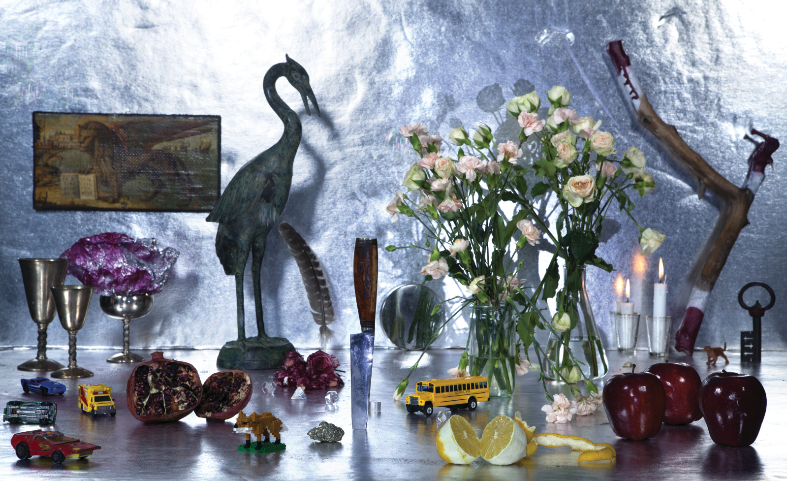 The Exit Fairytale of Suicide (2016) (c)Annina Roescheisen, Elle est de ces artistes qui captivent. Autour d’un verre, on l’écoute sans voir l’heure tourner; devant ses oeuvres on voyage loin, très loin, au coeur d’un art nourri de thématiques à la fois intimes et universelles. Son approche artistique touche tant par l’engagement que par la sincérité déployée dans des oeuvres pluridisciplinaires, avec une mention particulière pour ses vidéos dans lesquelles elle se met parfois en scène avec pudeur et tendresse. En résulte une pratique impossible à catégoriser tant elle est instinctive et le reflet d’une personnalité que rien ne semble pouvoir arrêter. Née en Allemagne en 1982, l’artiste au regard passionné allie franc parler, douceur candide et tatouages en nombre; un mélange détonant pour celle qui met son art au service des autres et tient autant à évoluer dans le sillon traditionnel de l’art contemporain qu’en parallèle. Rencontre avec Annina Roescheisen, installée entre Paris, New York et, depuis peu, Genève, par lucia von gunten, go out magazine