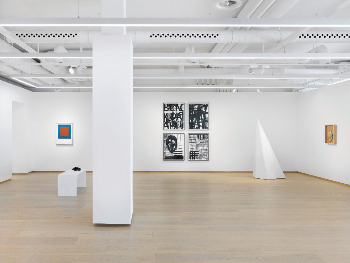 (c)Annek Wetter, PACE Gallery, Après New York, Séoul, Hong-Kong, Pékin, Londres et Palo Alto, c’est dans la Cité de Calvin que la galerie américaine Pace a décidé de poser ses valises. Pour son neuvième espace d’exposition, ouvert depuis le mois de mars, Pace a investi une arcade de plus de 300m2 au Quai des Bergues. Spécialisée en art moderne et contemporain, la galerie désire établir une présence permanente sur le territoire helvétique. Les liens avec les communautés culturelles suisses et européennes, qui ont jusqu’à maintenant joué un rôle central dans le travail et l’expansion de Pace, sont ainsi renforcés et pérennisés. Pour la première exposition à Genève, les travaux de Sol LeWitt (1928-2007), Louise Nevelson (1899-1988) et Adam Pendleton (1984) ont été montrés. Prolongée, l’exposition a été (ré)intitulée LeWitt, Nevelson, Pendleton PART II, et de nouvelles pièces sont venues rafraîchir l’ensemble. A visiter jusqu’au 13 juillet, par eleonora del duca, go out magazine