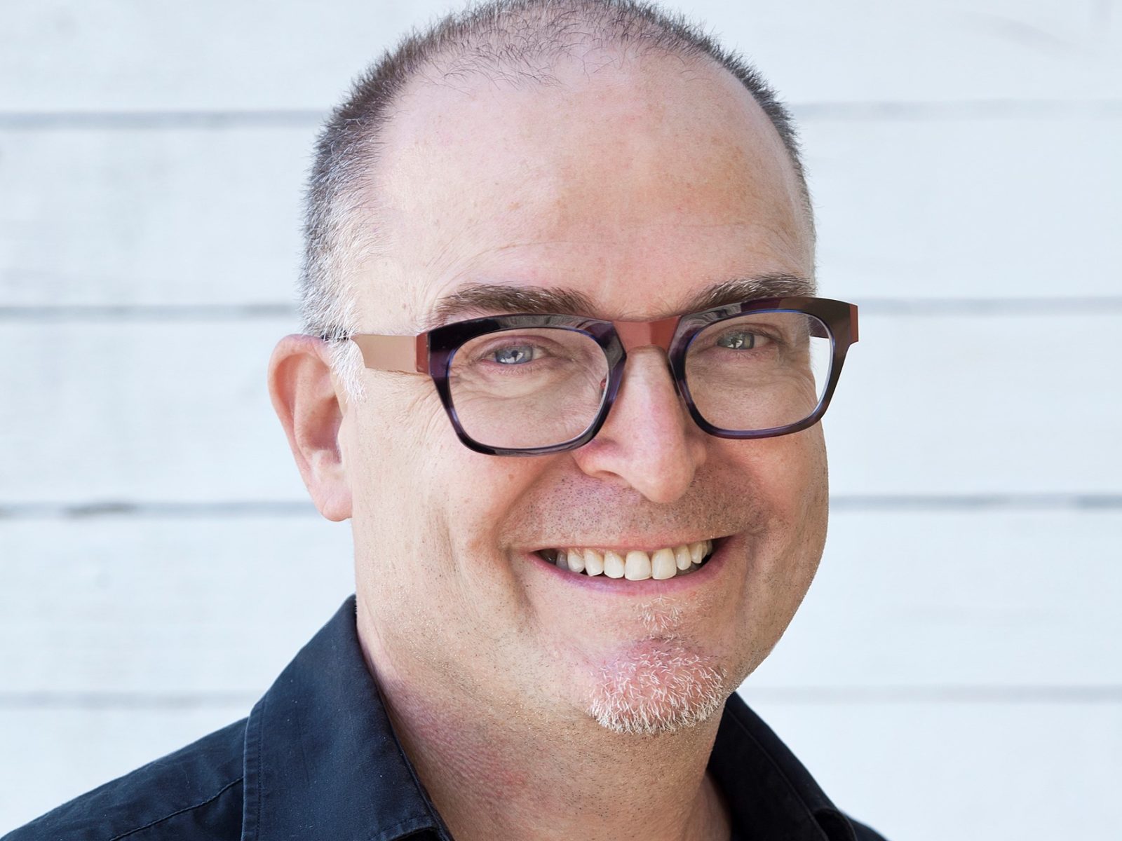 Il y a tout juste une année, Aya Stürenberg-Rossi voyait nommé son successeur à la direction du Festival de la Bâtie, Claude Ratzé, ancien du sérail qui quittait alors la direction de l’Association pour la Danse Contemporaine (ADC). La conférence de presse qui dévoilait la programmation complète de cette édition charnière s’est tenue mi-juin et nous sommes partis discuter avec Claude de ses intentions et impressions sur cette nouvelle édition d’une manifestation devenue institution. Claude Ratzé, c’est plus d’une décennie au Festival de la Bâtie, puis vingt-quatre ans à l’ADC, le Prix Spécial de la Danse 2015 et le co-fondateur d’Antigel. Bref, Claude c’est un type qui ne fait rien et qui se tourne les pouces jusqu’à la tendinite, la preuve ! Danse, théâtre et musique : le champs des possibles est vaste.