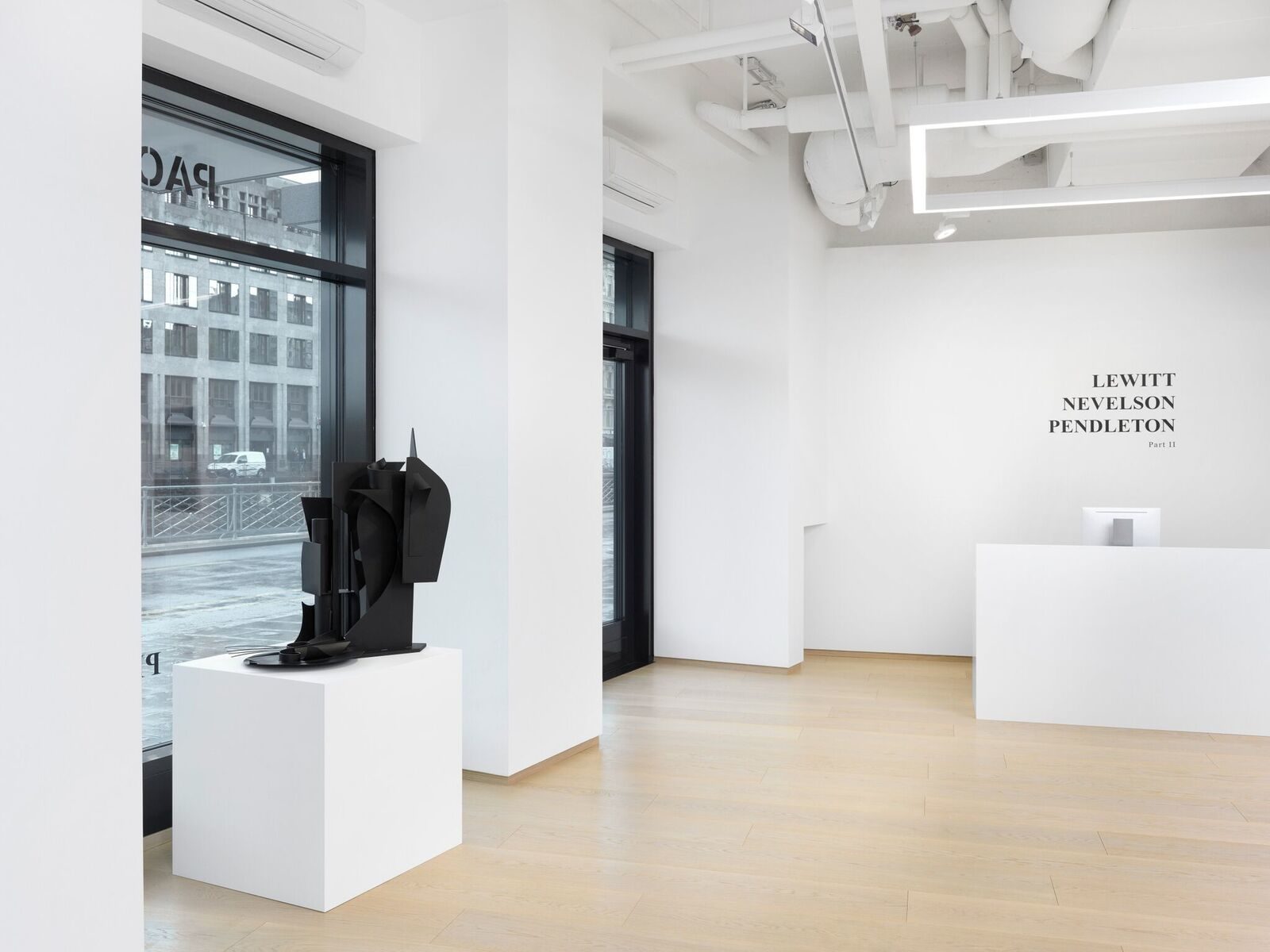 (c)PACE Gallery, Après New York, Séoul, Hong-Kong, Pékin, Londres et Palo Alto, c’est dans la Cité de Calvin que la galerie américaine Pace a décidé de poser ses valises. Pour son neuvième espace d’exposition, ouvert depuis le mois de mars, Pace a investi une arcade de plus de 300m2 au Quai des Bergues. Spécialisée en art moderne et contemporain, la galerie désire établir une présence permanente sur le territoire helvétique. Les liens avec les communautés culturelles suisses et européennes, qui ont jusqu’à maintenant joué un rôle central dans le travail et l’expansion de Pace, sont ainsi renforcés et pérennisés. Pour la première exposition à Genève, les travaux de Sol LeWitt (1928-2007), Louise Nevelson (1899-1988) et Adam Pendleton (1984) ont été montrés. Prolongée, l’exposition a été (ré)intitulée LeWitt, Nevelson, Pendleton PART II, et de nouvelles pièces sont venues rafraîchir l’ensemble. A visiter jusqu’au 13 juillet, par eleonora del duca, go out magazine