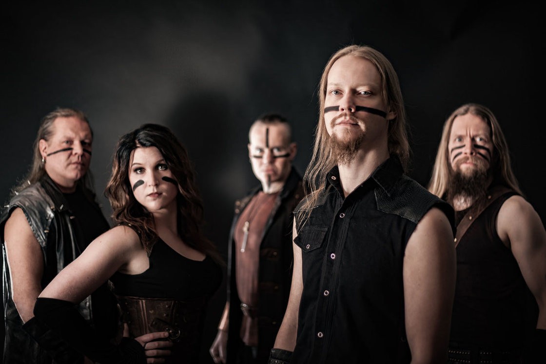 Ensiferum, (c)Octopode Festival, Le festival meyrinois sort une septième tentacule de son aquarium et nous invite une fois encore à venir apprécier – gratuitement, et on peine à le croire – les concerts de grands noms du métal, du reggae et des genres apparentés. Voyez seulement ce bref aperçu de la prog: le légendaire et désormais cinquantenaire groupe jamaïcain The Skatalites, véritable pionnier du ska, partage l’affiche avec Alborosie et son Shengen Clan. Le reggaeman italien, qui vit à Kingston depuis près de vingt ans et est signé sur le label de Bob Marley, est probablement l’un des rares non natifs de l’île à être parvenu à une telle reconnaissance de ses pairs et internationale. Côté scène métal, il sera question d’apprécier le folk métal d’inspiration viking des Finlandais d’Ensiferum et de faire honneur à Samael, chantres du black métal made in Switzerland. Et de toute évidence, les Genevois de Bak XIII nous feront jumper grâce à leur EBM à la teinte métallique et aux accents de punk. Comme à l’accoutumée, une armada de bénévoles de choc, l’Octocrew, gèrera ce festival tentaculairement cool. go out magazine