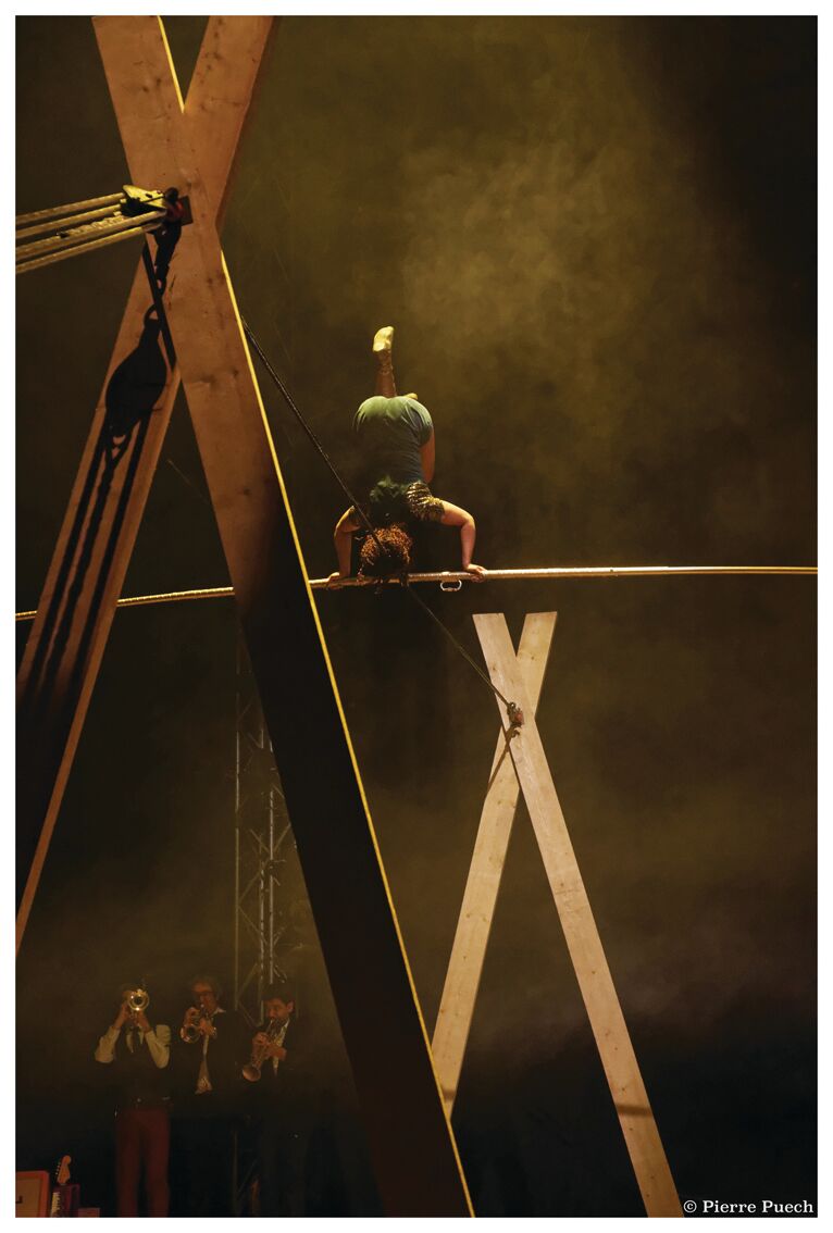 Esquif ©Pierre Puech, La programmation 2018-2019 du Théâtre Forum Meyrin (TFM) est encore une fois très prometteuse ! Pas moins de trente-neuf spectacles et un festival de cirque rythmeront cette nouvelle saison qui s’annonce captivante. Des artistes locaux et internationaux provenant de plus ou moins loin (Ukraine, Sénégal, Palestine, Portugal, Belgique, Sardaigne) viendront partager leur passion pour le théâtre, la musique et la danse pour le plus grand bonheur des petits et des grands. Si cette édition n’exclut bien évidemment pas les artistes masculins, elle met pourtant à l’honneur toutes les femmes qui contribuent, d’une manière ou d’une autre, aux arts de la scène. Rôle principal, rôle secondaire, auteure, humoriste, danseuse, soliste, accompagnatrice, chanteuse ou tout simplement « petites mains », toutes auront le droit à une visibilité bien méritée.par SORAYA NEFIL, go out magazine