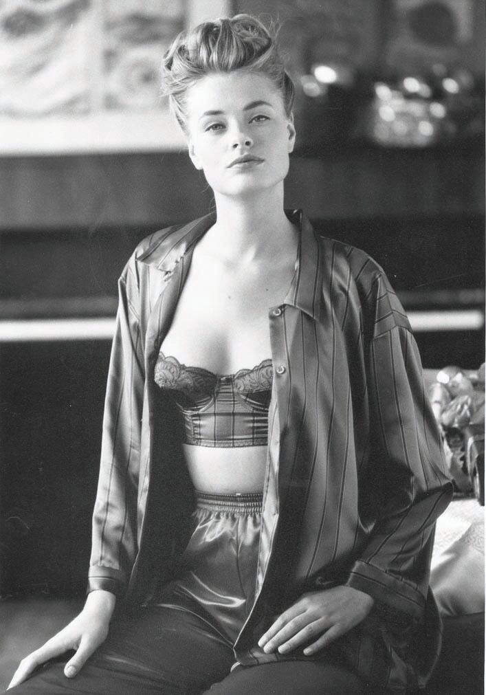 Etam, 1992,Il aura fallu attendre plus de cent ans avant que l’enseigne de lingerie Etam ne pose ses valises de dessous émoustillants en Suisse romande! Ainsi, le 15 mars dernier, s’ouvrait la première boutique à Balexert et suscitait l’envie d'aller fouiller dans les tiroirs à culottes d’une marque intimement liée à l’histoire de l’émancipation de la femme. Close-up sur les dessous de ce séduisant succès !, go out magazine, par mina sidi ali