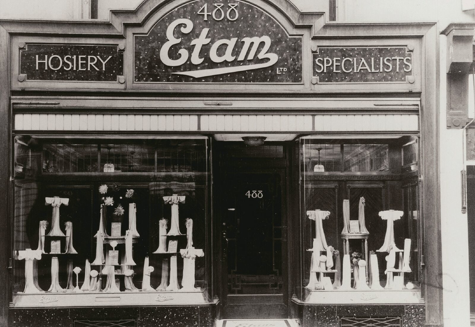 Etam, Boutique 1916, Il aura fallu attendre plus de cent ans avant que l’enseigne de lingerie Etam ne pose ses valises de dessous émoustillants en Suisse romande! Ainsi, le 15 mars dernier, s’ouvrait la première boutique à Balexert et suscitait l’envie d'aller fouiller dans les tiroirs à culottes d’une marque intimement liée à l’histoire de l’émancipation de la femme. Close-up sur les dessous de ce séduisant succès !, go out magazine, par mina sidi ali