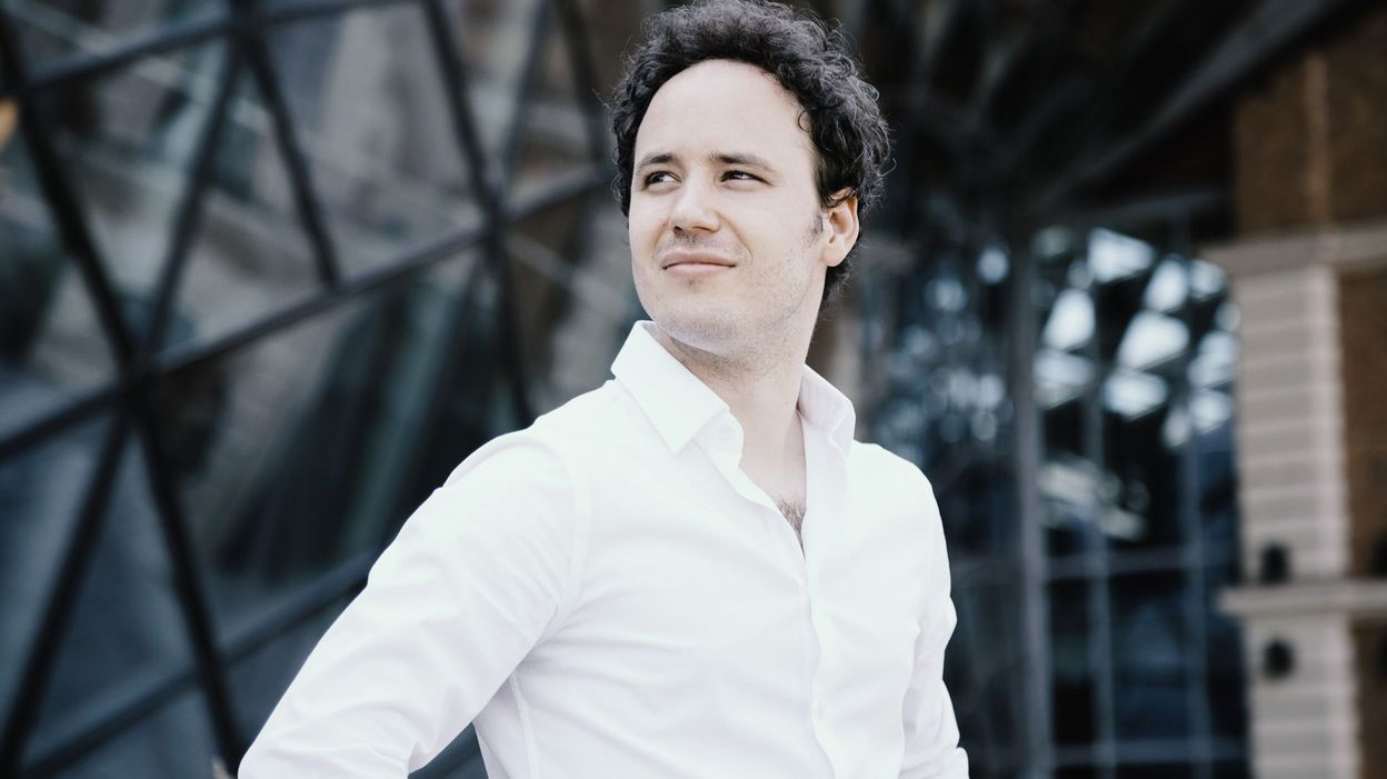 Gergely Madaras (c)rtbf.be, Le calme règne à la Villa Rigot en ce milieu du mois de mai. Après quelques minutes d’attente dans un hall où meubles USM et rallonges électriques côtoient stucs et autres moulures, on nous emmène dans les couloirs sombres de ce resplendissant Trianon qui se garde du chaud par l’obscurité. En haut de quelques marches, dans l’antichambre d’un bureau, on croise un clavecin qui semble attendre sa destination finale. Mais le directeur ne peut l’accueillir dans sa grande pièce de travail, déjà occupée par celui de son père. C’est avec le sourire que Tobias Richter reçoit. On s’installe devant son magnifique bureau de style Directoire, « c’était celui de Kofi Annan, il est beau, mais pas pratique ! » assure-t-il, posant naturellement l’intime atmosphère de l’heure qui suivra. Un tête-à-tête chargé de confidences sur une vie bien remplie et sur les complexes rouages du Grand Théâtre., par fabien bergerat, go out magazine