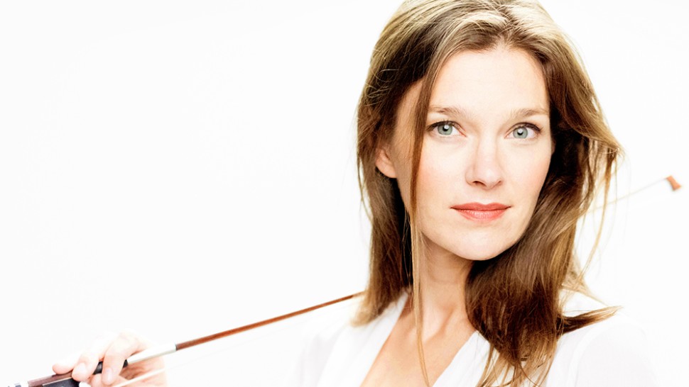 Janine Jansen (c)Marco Borggreve-/Decca Classics, Quoi de mieux que la montagne chic et décontractée pour faire le plein de notes? La 62ème édition du Menuhin Festival se tiendra du 13 juillet au 1er septembre à Gstaad, fidèle à la coutume d’un programme long et dense pour satisfaire tous les tympans à n’importe quel moment de l’été. Placé sous le thème des Alpes et de l’infinie beauté de leurs paysages, ce cru est ponctué de grands moments. Le concert d’ouverture présentera les Quatre saisons de Vivaldi pour introduire ce thème de la nature. Les excellents Janine Jansen et Alexander Gavrylyuk s’uniront pour interpréter un éventail d’œuvres composées à Thoune par Brahms, Franck et Clara Schumann, alors que l’inimitable ténor Jonas Kaufmann rejoindra l’orchestre maison du festival pour un concert de gala traitant de Wagner sur la montagne. Le palmarès de grands interprètes comptera un certain nombre de dates à agender d’urgence, avec des occasions de vibrer au son d’András Schiff, Sol Gabetta, The King’s Singers, Hélène Grimaud ou encore Daniil Trifonov. Bel été en perspective!