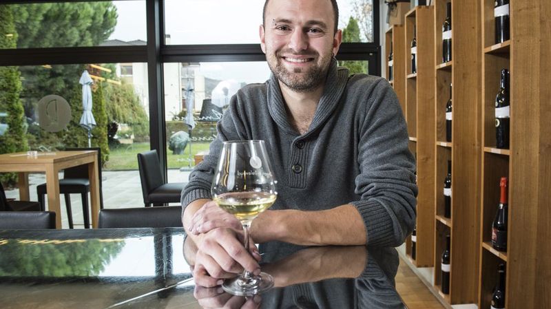 Julien Fournier (c)Sabine Papilloud, Ben oui, il y'a des vins meilleurs que d'autres. Et aussi certains bien faisandés avec une belle petite note de lacet mouillé. Mais de là à établir une notation représentative de la qualité des vins... Enfin, la spéculation autour des vins rares est aujourd'hui telle qu'il faut bien des experts pour justifier qu'un Château Petrus coûte légèrement plus cher que le meilleur gamay du Beaujolais. Alors que valent les notations des gourous du vin, les médailles de concours et à qui peut-on bien se fier sinon aux divins avis de votre serviteur? PAR PIERRE-EMMANUEL FEHR, go out magazine