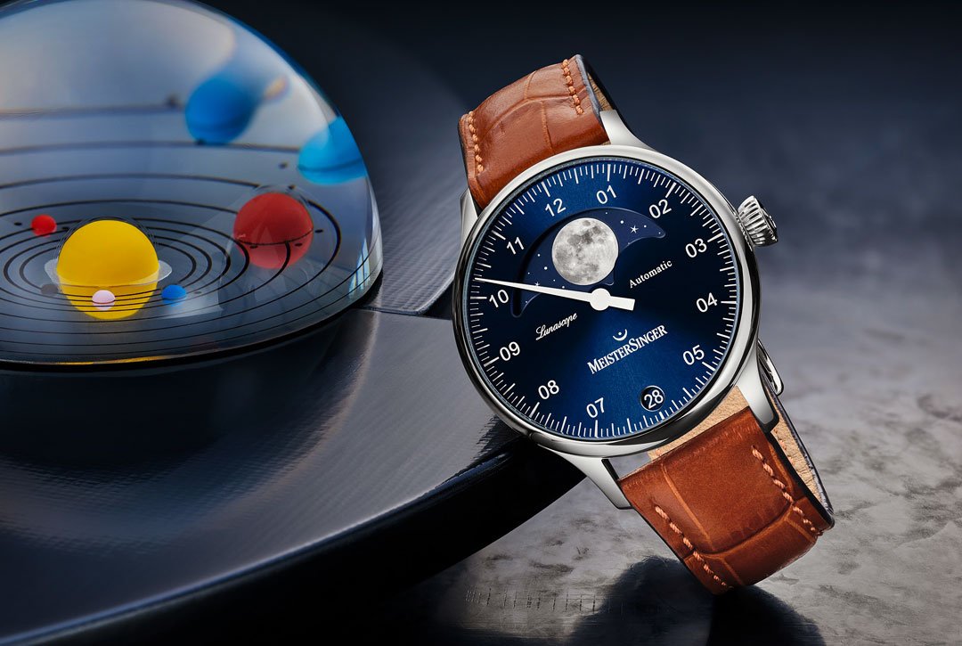 Lunascope (c)MeisterSInger, L’horlogerie, ce vaste univers du luxe? Pas toujours! Si les manufactures de prestige alimentent sans compter les toqués du tic tac, certaines marques proposent une horlogerie de qualité, abordable, créative voire ludique. Voilà qui tombe à point pour l’été. Alors que l’on troque tailleur et costume pour palmes et tuba, le poignet s’autorise quelques frivolités: couleurs estivales, matériaux exotiques, complications sportives. Pour se faire un plaisir raisonnable avant de plier bagages, suivez le guide!, par olivier müller, horlogerie, go out magazine