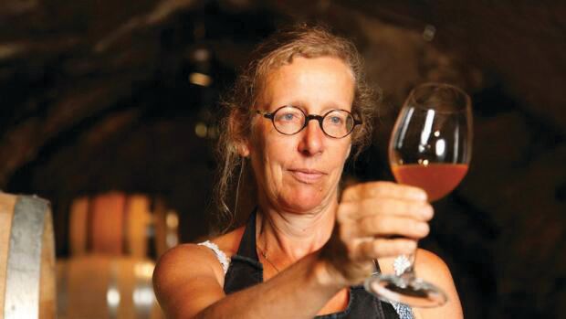 Marie-Thérèse Chappaz, Ben oui, il y'a des vins meilleurs que d'autres. Et aussi certains bien faisandés avec une belle petite note de lacet mouillé. Mais de là à établir une notation représentative de la qualité des vins... Enfin, la spéculation autour des vins rares est aujourd'hui telle qu'il faut bien des experts pour justifier qu'un Château Petrus coûte légèrement plus cher que le meilleur gamay du Beaujolais. Alors que valent les notations des gourous du vin, les médailles de concours et à qui peut-on bien se fier sinon aux divins avis de votre serviteur? PAR PIERRE-EMMANUEL FEHR, go out magazine