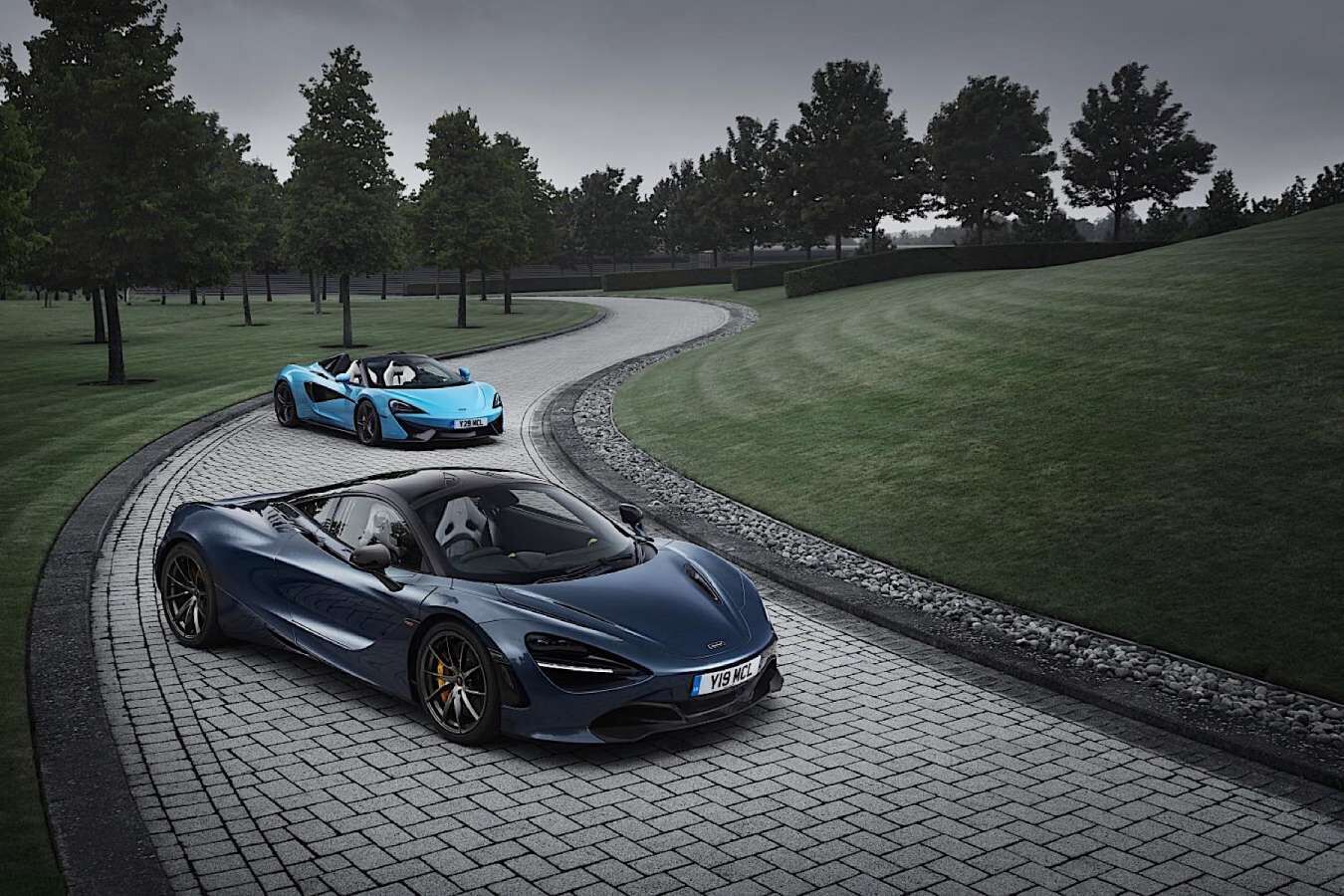 McLaren 570S Spider et McLaren 720S ©McLaren, Lorsque l’on entend le nom «McLaren», c’est bien évidemment la Formule 1 qui vient à l’esprit. Fondée en 1963 par Bruce McLaren, l’écurie a vu défiler au sein de son équipe les plus grands champions de la discipline au cours d’un demi-siècle: Niki Lauda, Alain Prost, Ayrton Senna, Mika Häkkinen ou tout récemment Lewis Hamilton. Grâce en partie à tous ces protagonistes, McLaren détient plus de 180 victoires en Formule 1 et huit titres constructeur ; la preuve d’un savoir-faire exceptionnel dans l’art de concevoir des voitures ultra performantes, dont la technologie avant-gardiste fait frémir de crainte toute la concurrence. En 1989, l’homme d’affaires Ron Dennis décide de créer McLaren Automotive, soit des voitures de sport d’élite afin vouées à venir rouler sur les plates-bandes de la marque au cheval cabré. Go Out! se propose de vous faire découvrir deux des modèles phares du constructeur qui vont en émouvoir plus d’un., par yessine sidi ali, automobile, go out magazine