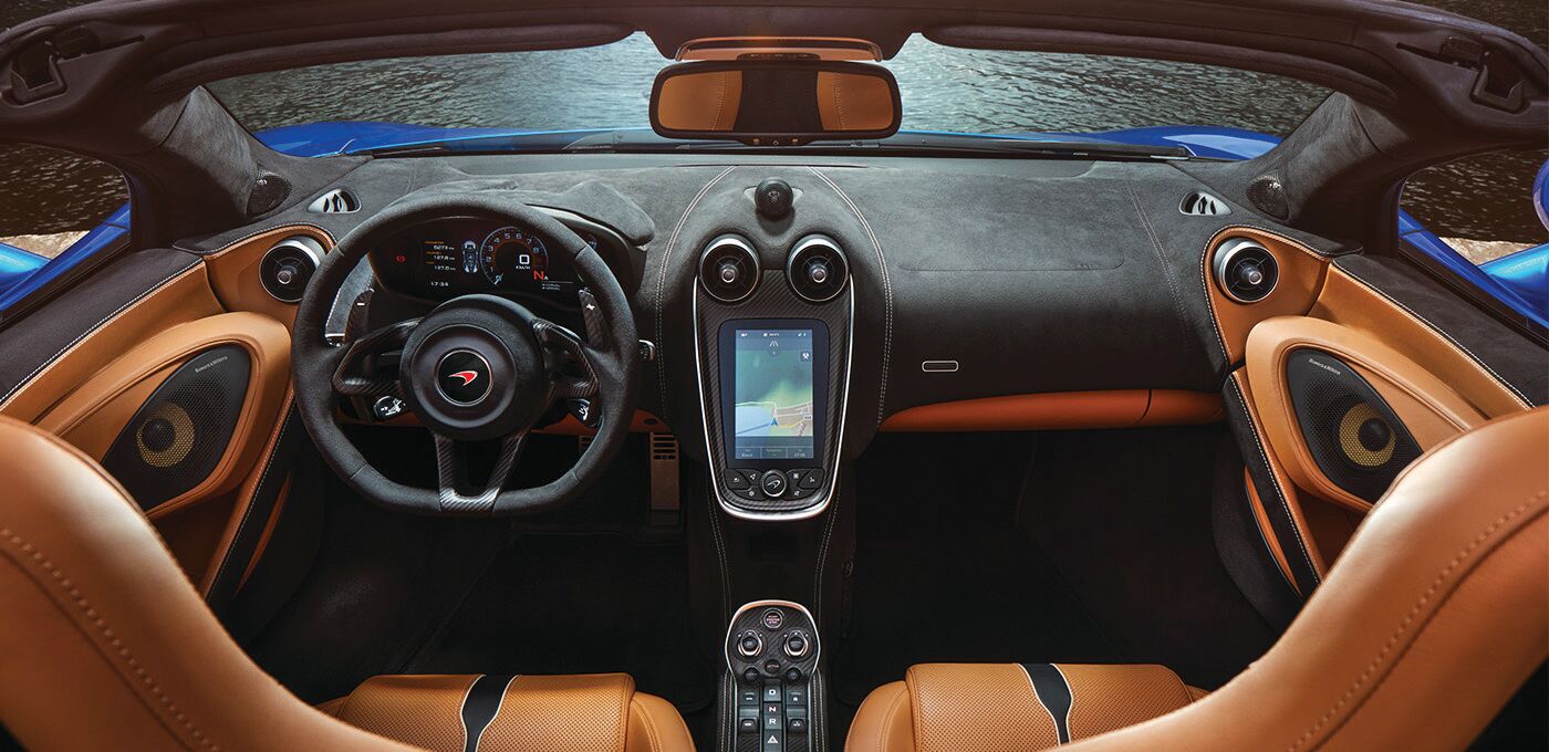 McLaren 570S Spider © McLaren, Lorsque l’on entend le nom «McLaren», c’est bien évidemment la Formule 1 qui vient à l’esprit. Fondée en 1963 par Bruce McLaren, l’écurie a vu défiler au sein de son équipe les plus grands champions de la discipline au cours d’un demi-siècle: Niki Lauda, Alain Prost, Ayrton Senna, Mika Häkkinen ou tout récemment Lewis Hamilton. Grâce en partie à tous ces protagonistes, McLaren détient plus de 180 victoires en Formule 1 et huit titres constructeur ; la preuve d’un savoir-faire exceptionnel dans l’art de concevoir des voitures ultra performantes, dont la technologie avant-gardiste fait frémir de crainte toute la concurrence. En 1989, l’homme d’affaires Ron Dennis décide de créer McLaren Automotive, soit des voitures de sport d’élite afin vouées à venir rouler sur les plates-bandes de la marque au cheval cabré. Go Out! se propose de vous faire découvrir deux des modèles phares du constructeur qui vont en émouvoir plus d’un., par yessine sidi ali, automobile, go out magazine